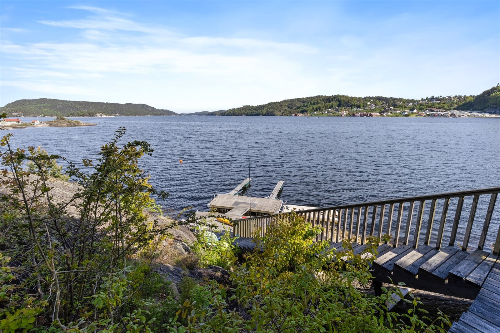 Det er kun den innerste delen av brygga som står på eiendommen i dag. Flytebrygge og utliggere er fjernet etter bildene ble tatt. Galleribilde