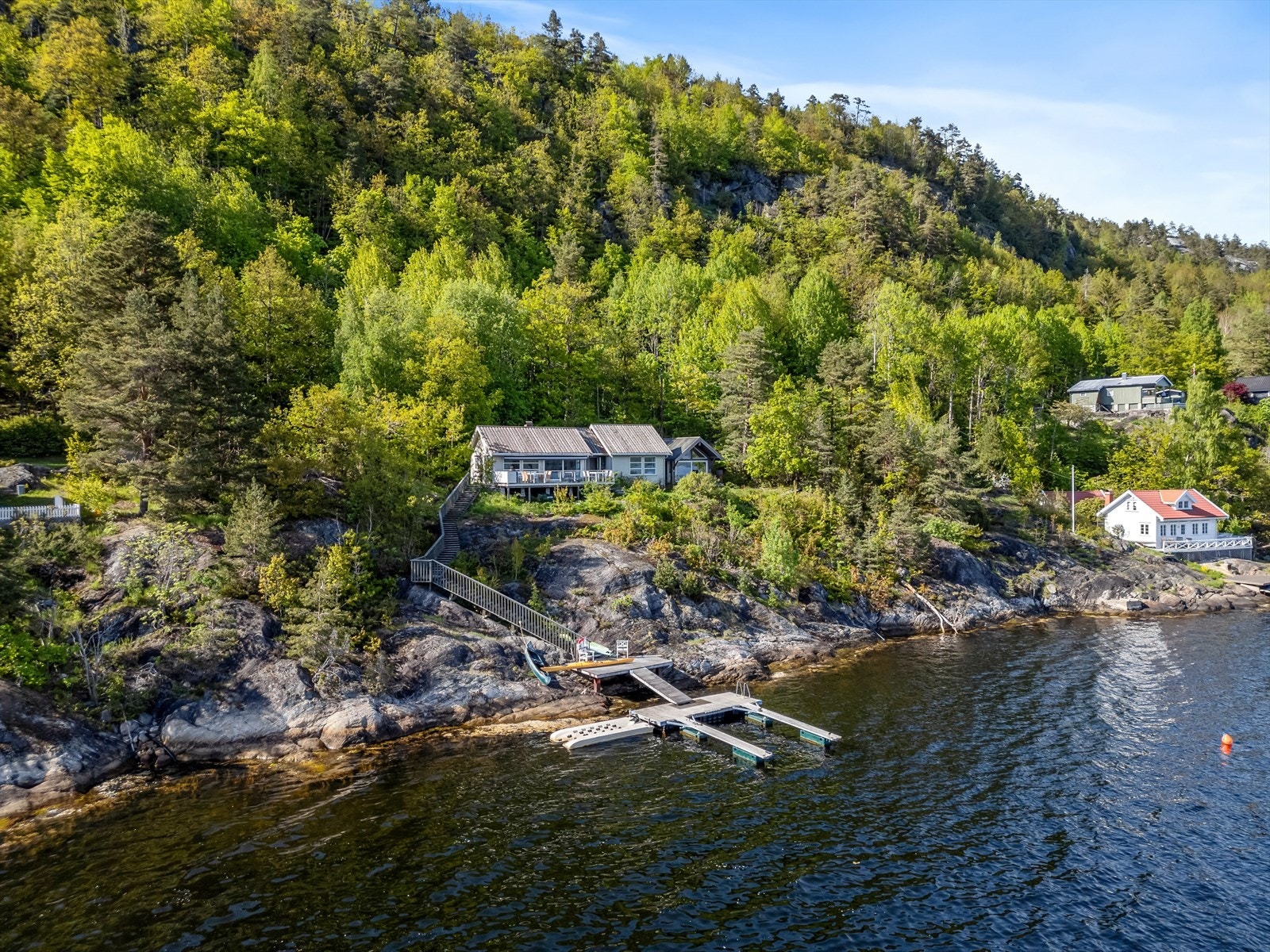 Velkommen til Rødsveien 79! Det er kun den innerste delen av brygga som står på eiendommen i dag. Flytebrygge og utliggere er fjernet etter bildene ble tatt. Brygge er ikke godkjent Galleribilde