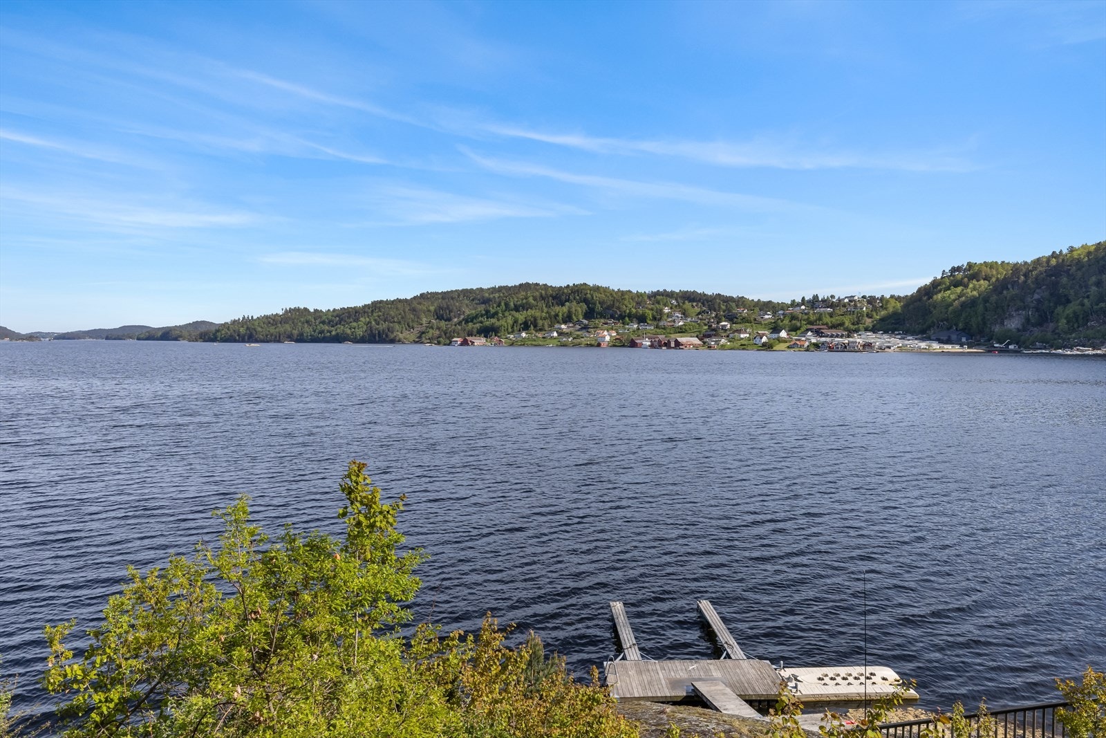 Det er kun den innerste delen av brygga som står på eiendommen i dag. Flytebrygge og utliggere er fjernet etter bildene ble tatt. Galleribilde