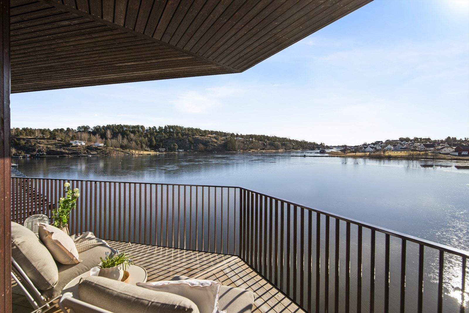 Siden uteplassene ligger på hver sin side, kan man enkelt flytte seg etter solen og nyte både kvelds- og morgensol. Galleribilde