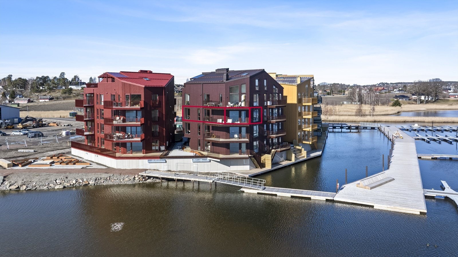 På en fantastisk tomt i vannkanten, med brygger, fjordutsikt og mye sol, ligger Hjemseng Brygge. Her våkner du til lyden av bølgeskvulp mot brygga utenfor vinduet ditt. Beliggenheten er upåklagelig, med kort vei til alt du trenger i hverdagen. Galleribilde