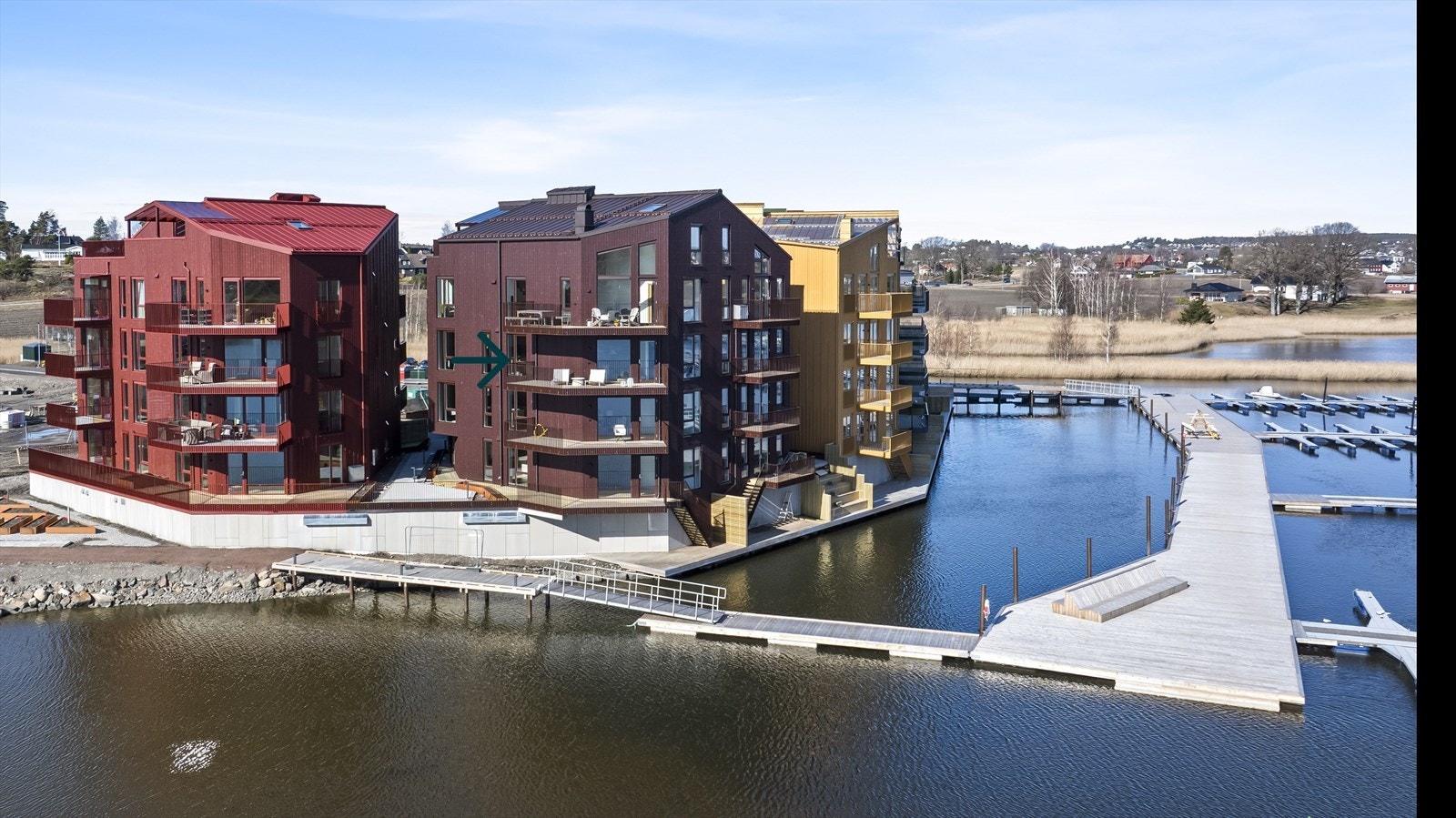 Beliggenheten gir en unik kombinasjon av ro, naturnærhet og nærhet til urbane fasiliteter, noe som gjør området særlig ettertraktet for både fastboende og hyttefolk/turister. Galleribilde