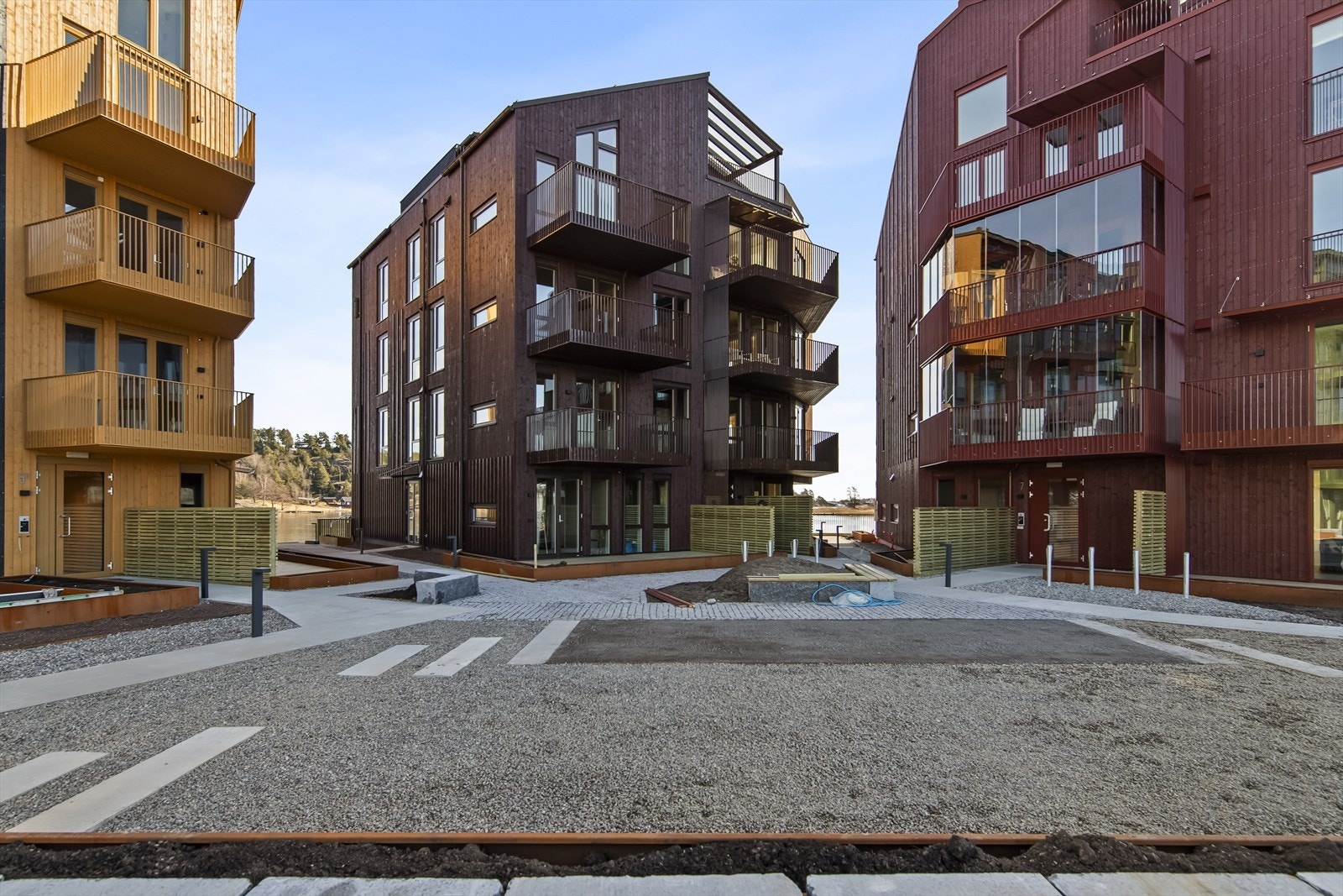 Hjemseng Brygge ligger idyllisk til på Nøtterøy i Færder kommune, med en attraktiv plassering helt i vannkanten der Ekenessundet åpner seg mot den vakre Vestfoldskjærgården. Galleribilde