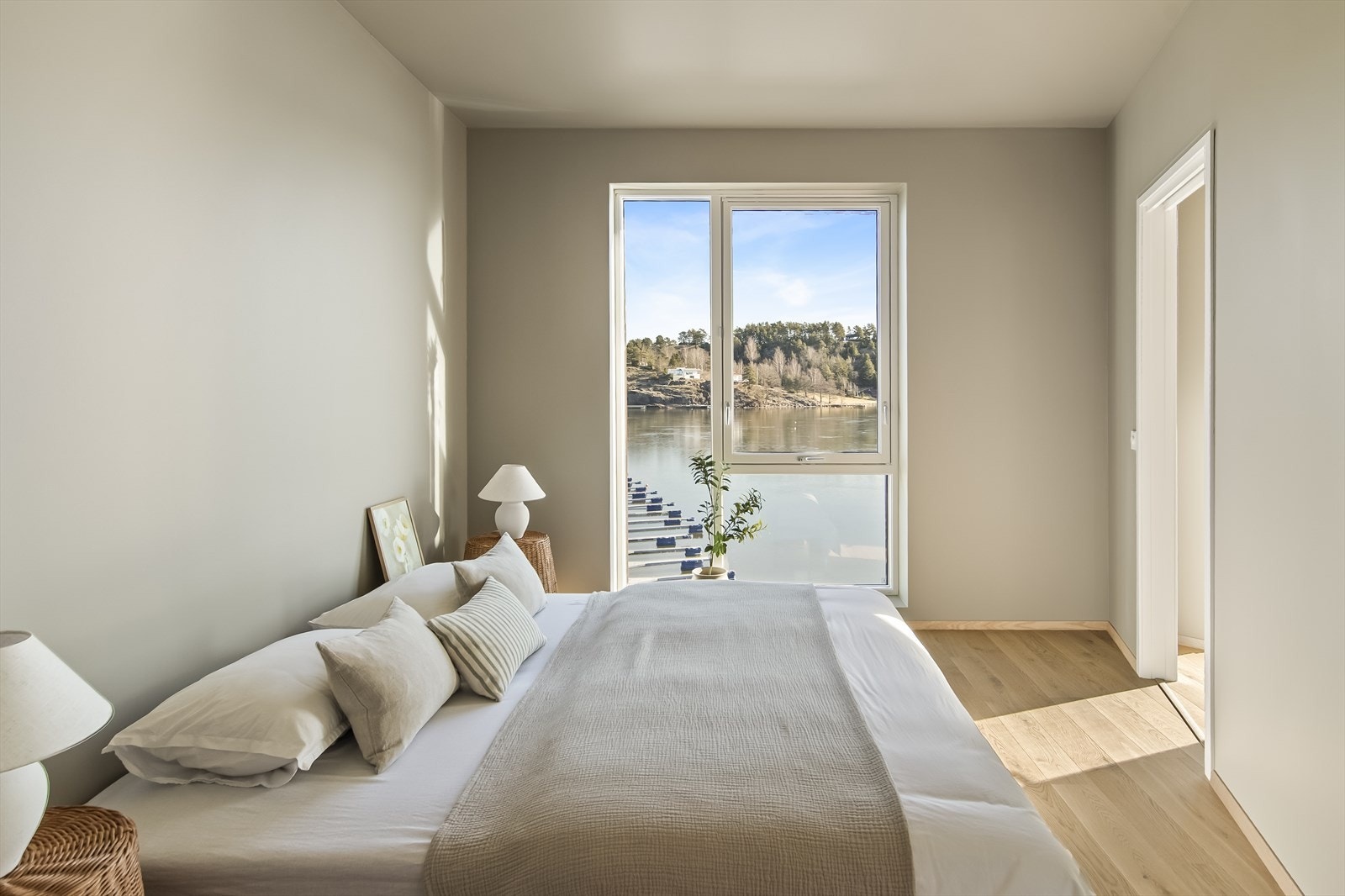 Lyset strømmer inn, og her våkner man til sjøutsikt og bølgskvulp. Galleribilde