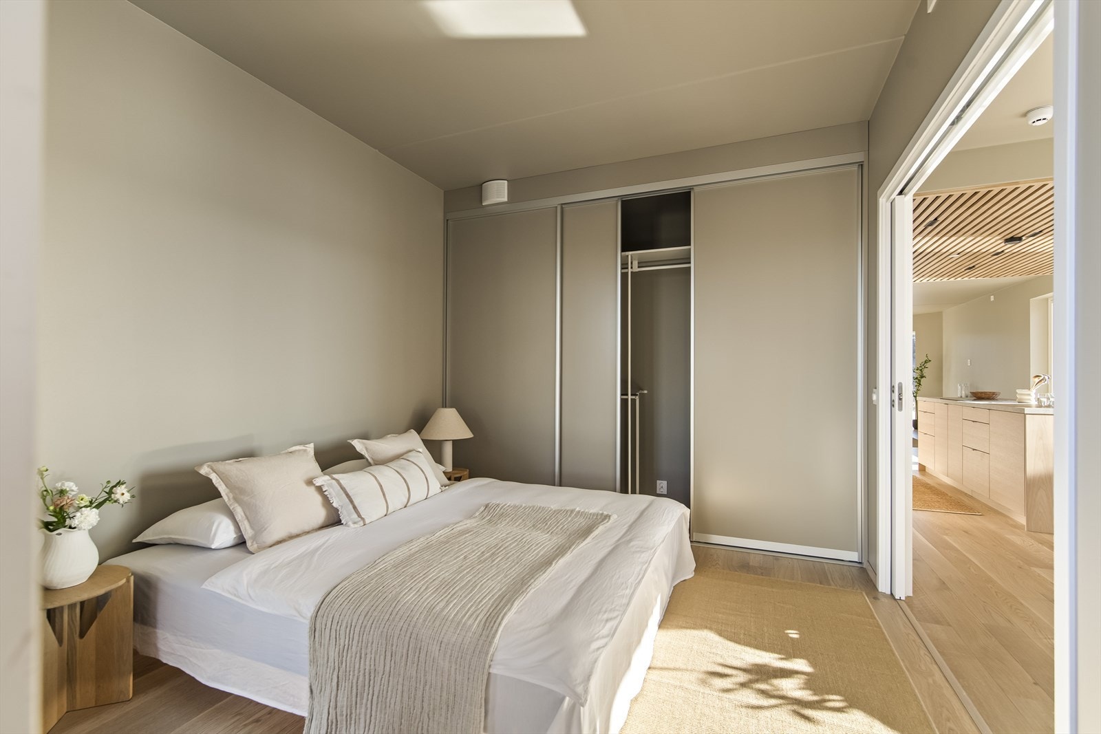 For å slippe inn rikelig med daglys kan en stor skyvedør åpnes opp mot stuen. Dette rommet passer perfekt som gjesterom, ekstra stue eller et romslig kontor. Galleribilde