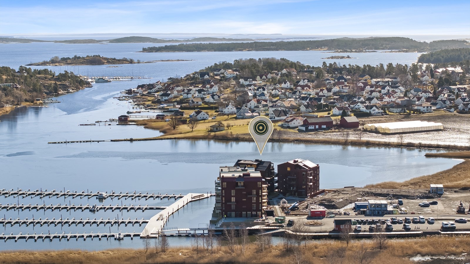 Beliggenheten til Hjemseng Brygge representerer dermed en balansert kombinasjon av det beste fra to verdener: den fredelige, sjøbaserte livsstilen og nærheten til byens fasiliteter. Galleribilde