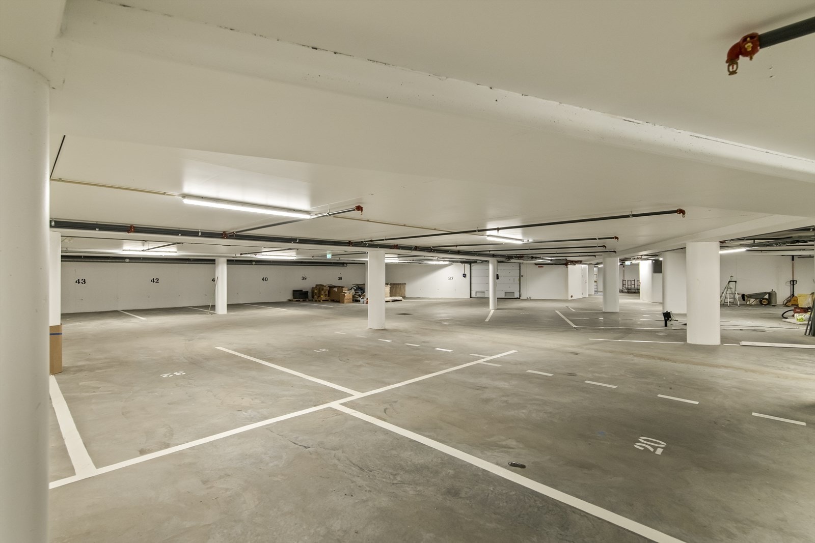 Leiligheten disponerer to p-plasser i et felles garasjeanlegg med heisadkomst. Galleribilde