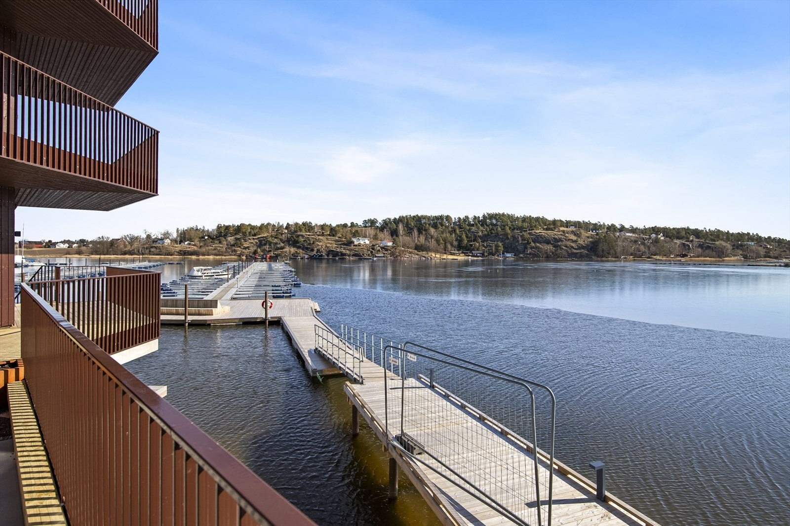 Boligene ligger tett på bryggekanten, og mange har direkte utsyn til vannet, med et levende panorama av båter, skiftende lysforhold og årstidens variasjoner. Galleribilde