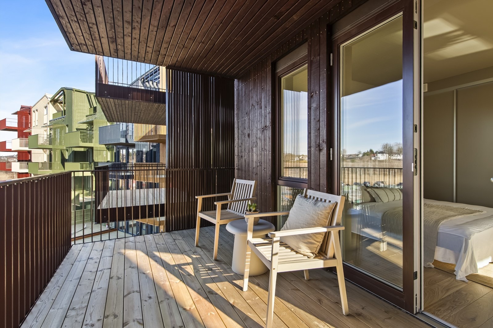 Begge balkongene har overbygg, utstyrt med belysning og stikkontakt i sort design. Galleribilde