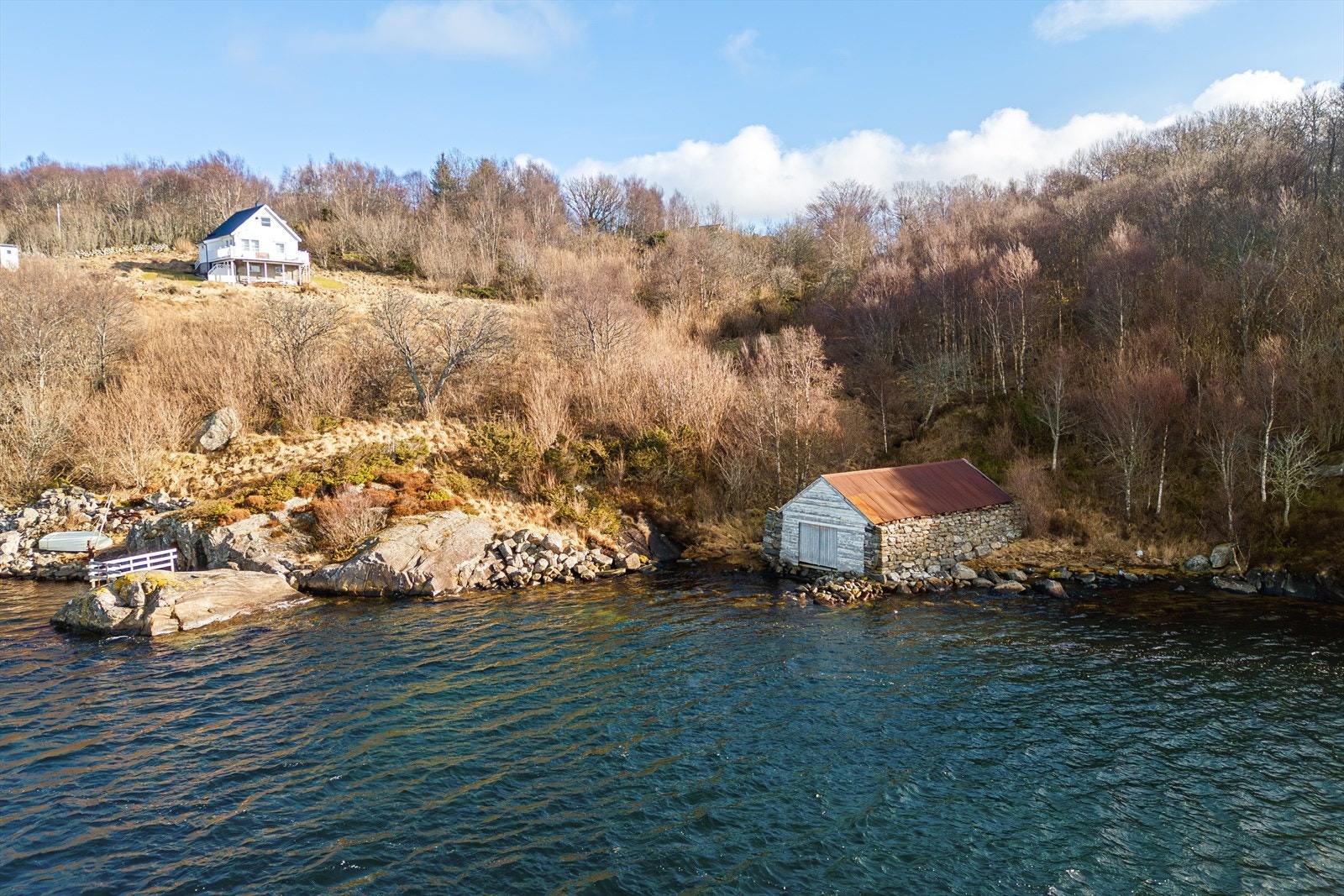 - Naustet ligger fint til nede ved sjøen og måler Naust 47 m² - Galleribilde