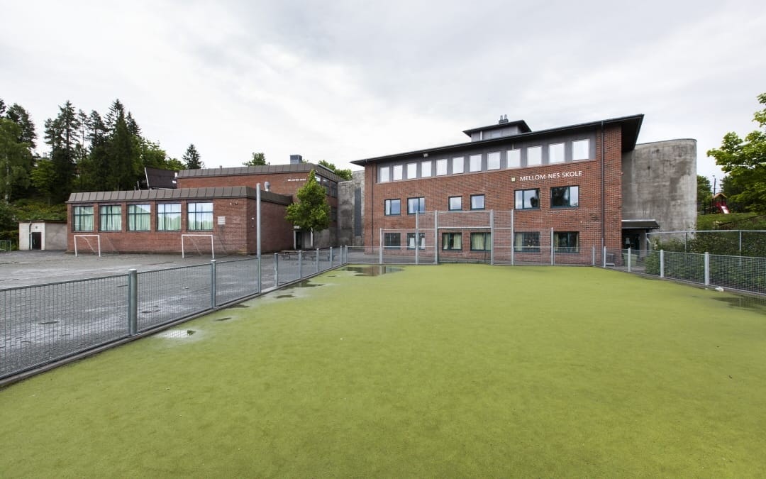Eiendommen sokner til Mellom-Nes barneskole. Galleribilde