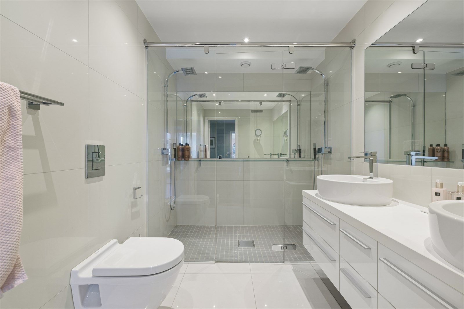 Lekkert baderom i underetasjen med dobbeldusj, dobbel servant med rikelig med skuffløsning og vegghengt toalett. Galleribilde