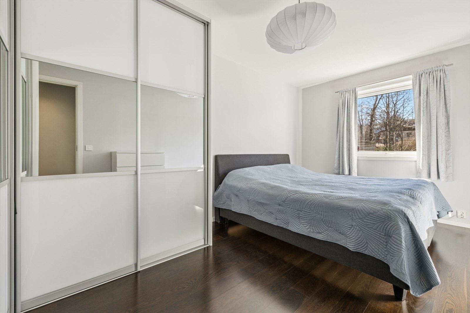 Soverom 1 med stor garderobeløsning. Galleribilde