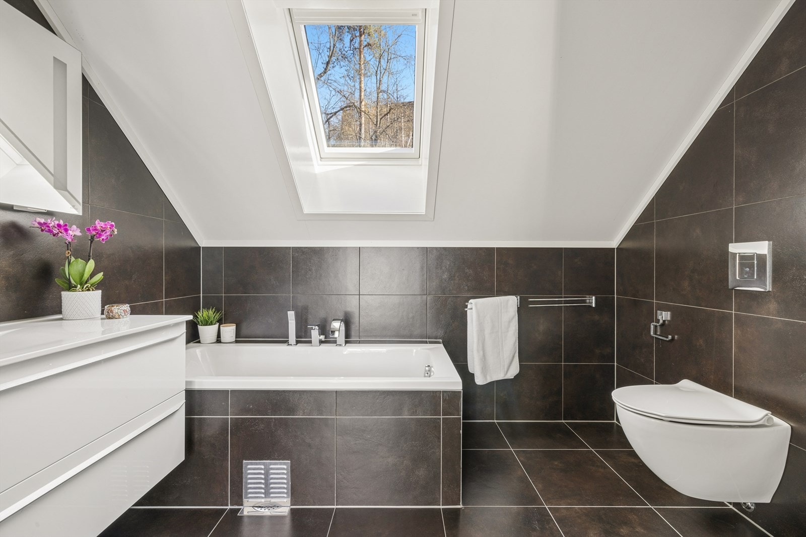 Baderom i 2. etasje med badekar (et "must" for barnefamillier), dusjhjørne, servant med underskuffer og vegghengt toalett. Galleribilde