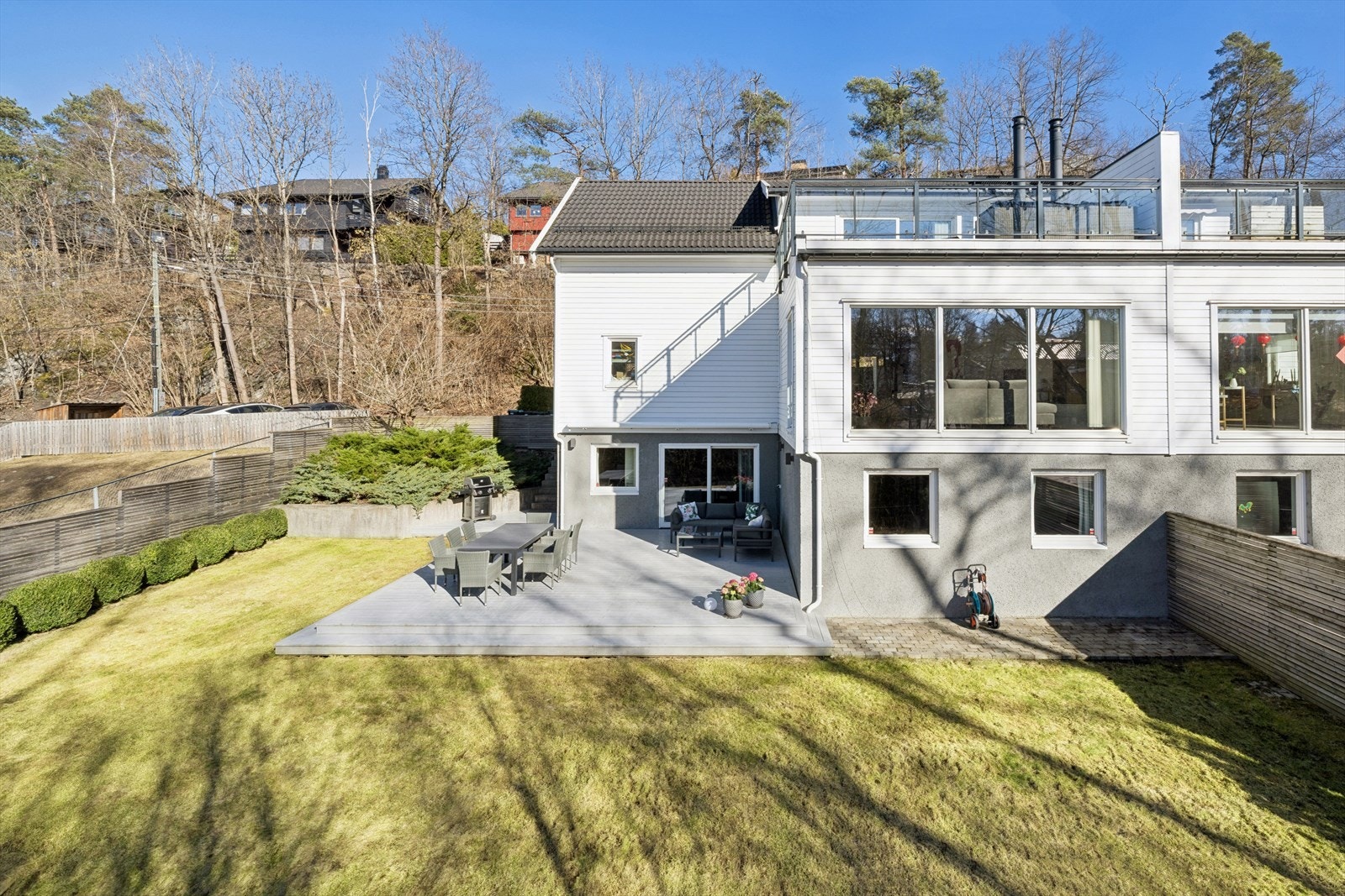 Velkommen til Årengveien 3 A! Moderne og svært innholdsrik bolig med boltreplass nok til storfamilien! Galleribilde