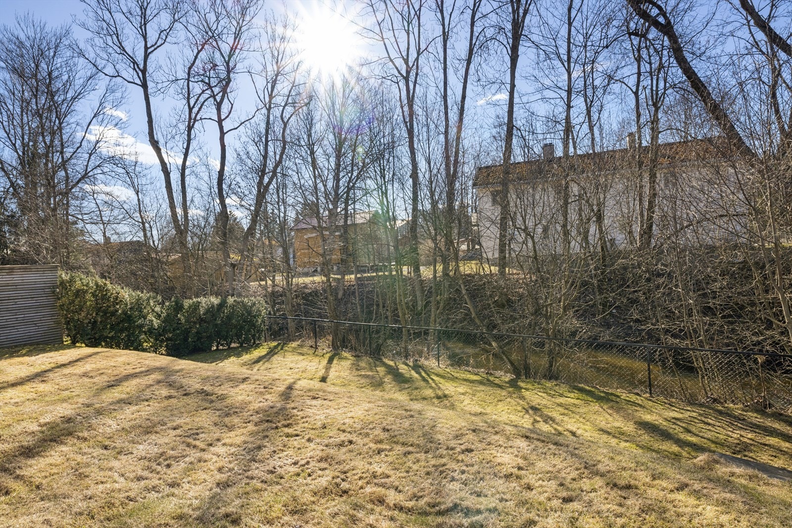 Hage med boltreplass nok til liten og stor. Galleribilde