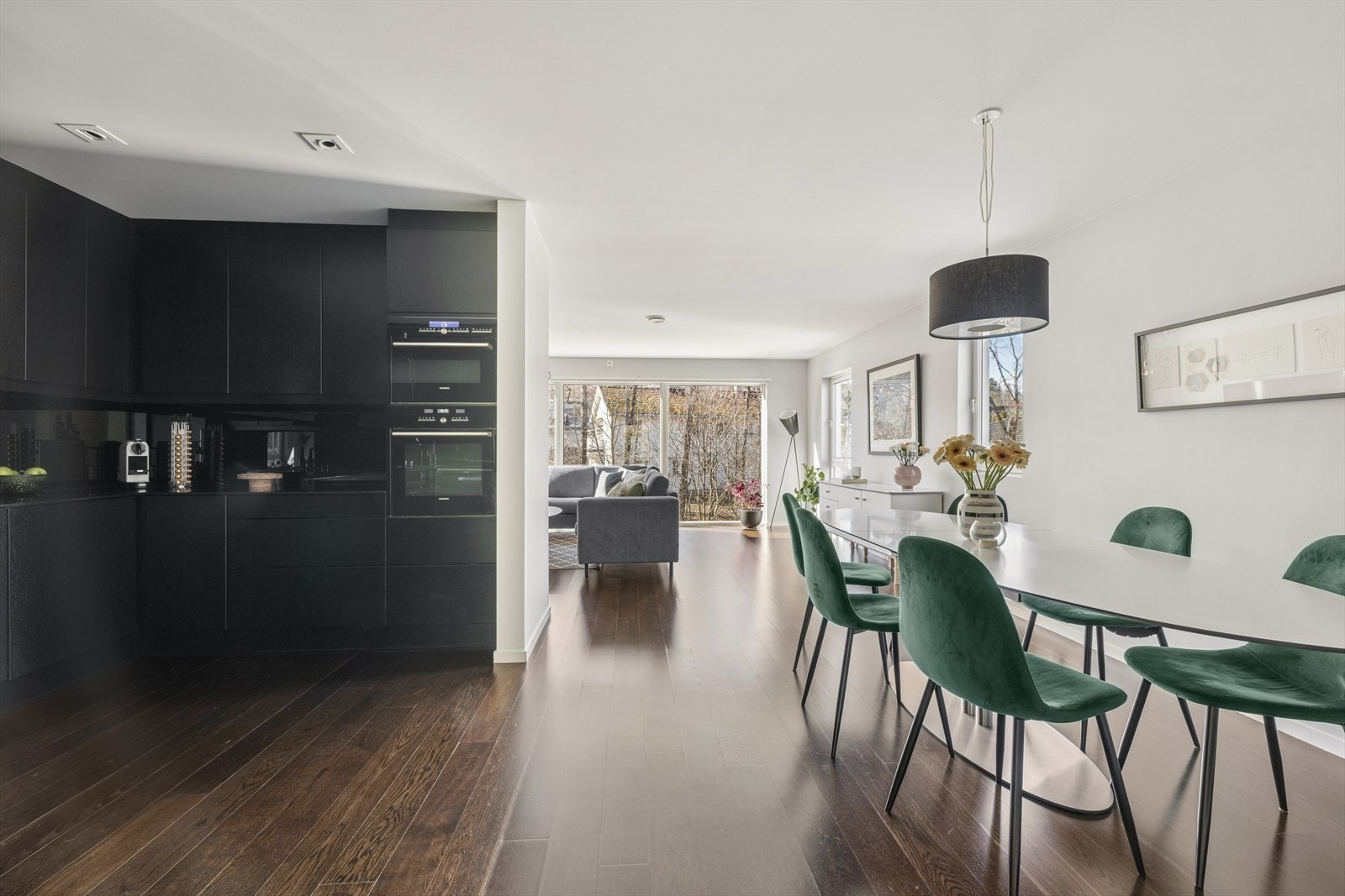 Spisestue og kjøkken i åpen løsning. Galleribilde