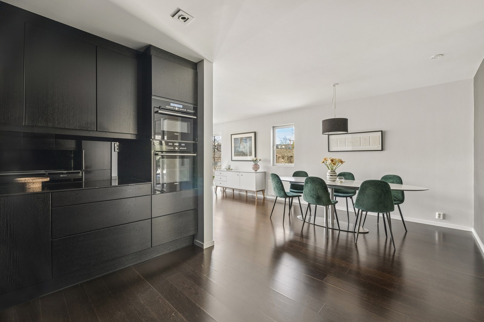 Åpen løsning mellom kjøkken og spisestue - perfekt for sosiale sammenkomster Galleribilde