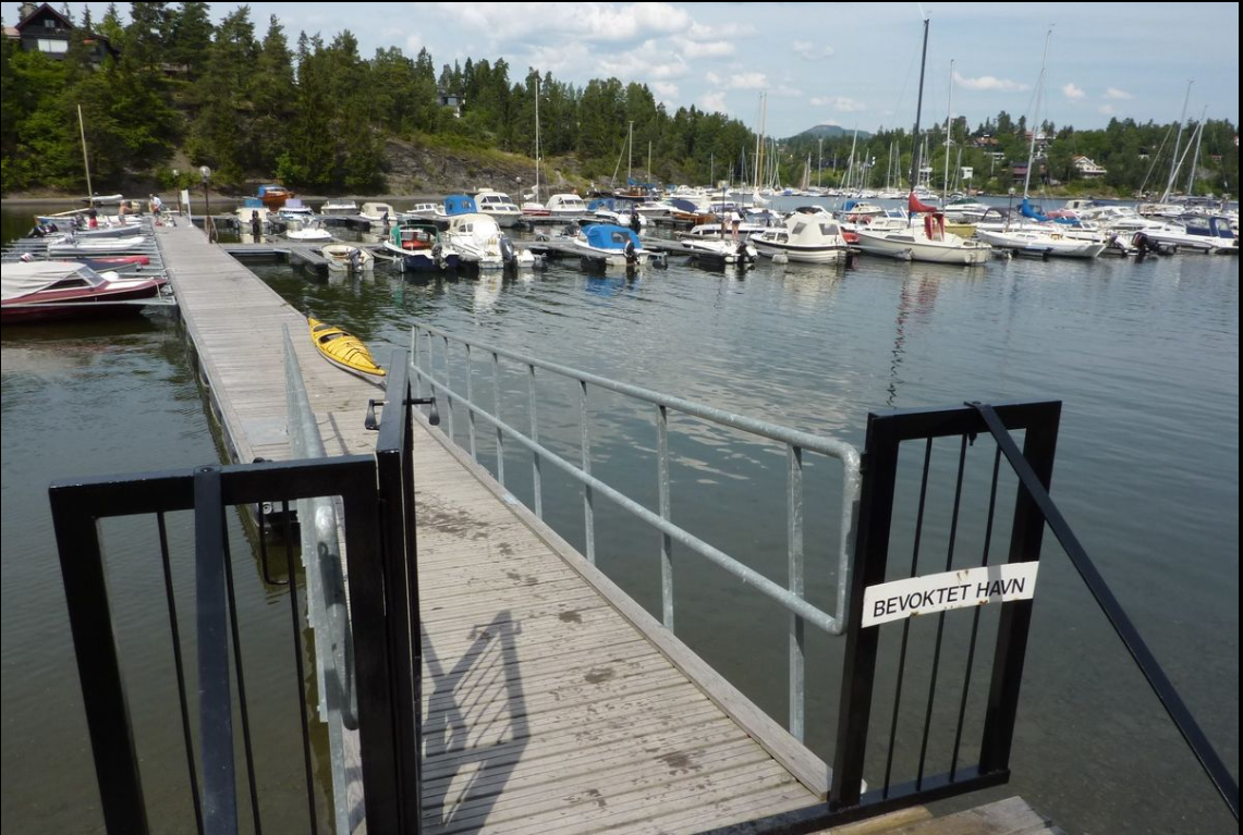 Mellom-Nes vel båtforening. Medlemmer kan leie båtplass eller kjøpe en andel. Prisgunstig. Galleribilde