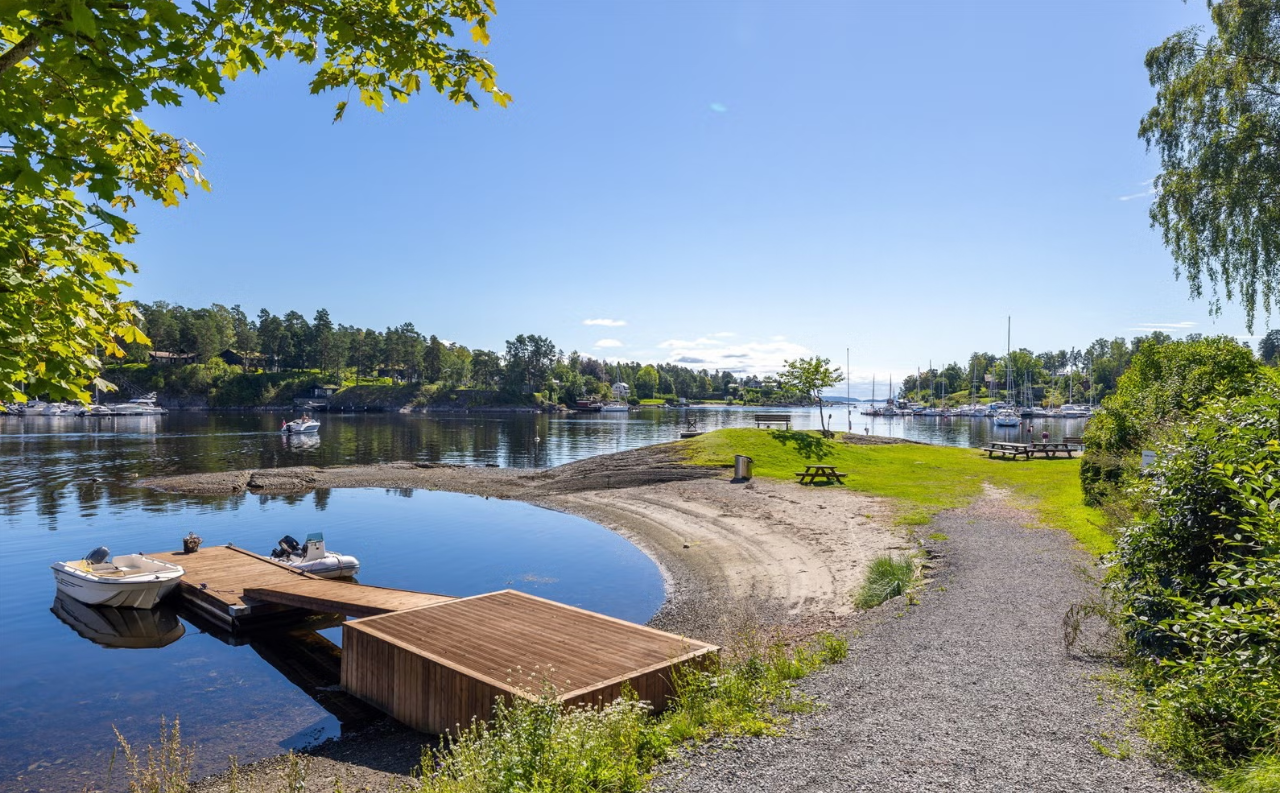 Bestemorstranda byr på brygge, grill, benker og stupetårn på flytebrygge. Galleribilde