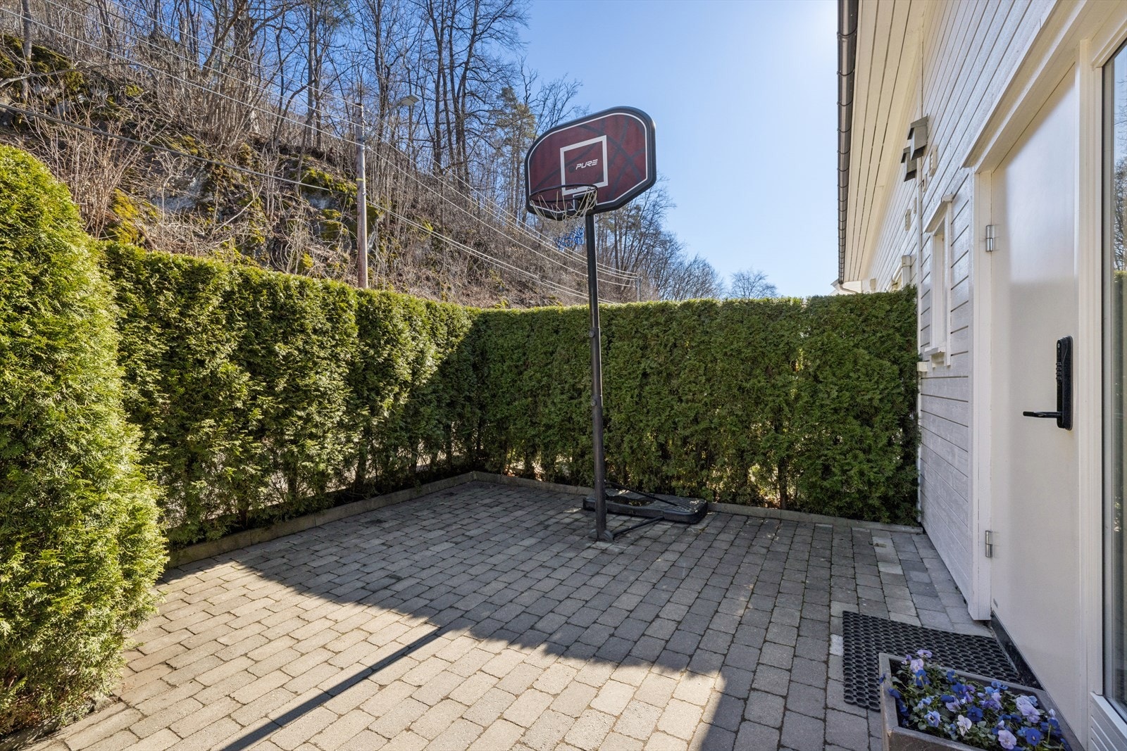 Stenlagt og skjermet inngangsparti. Galleribilde