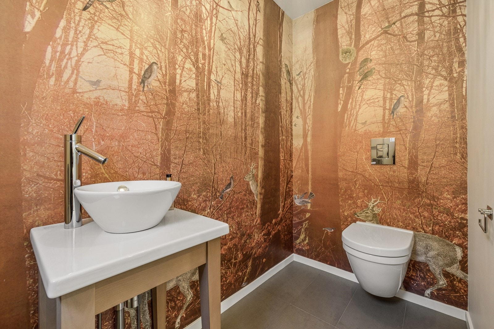 Gjestetoalett i 1. etasje hvor naturen er tatt inn i denne lekre tapeten. Galleribilde