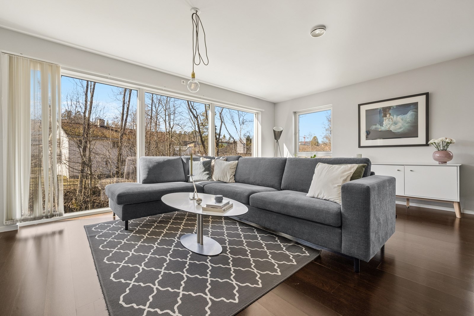 Stuen har generøse vindusflater som gir et svært luftig og lyst preg. Galleribilde