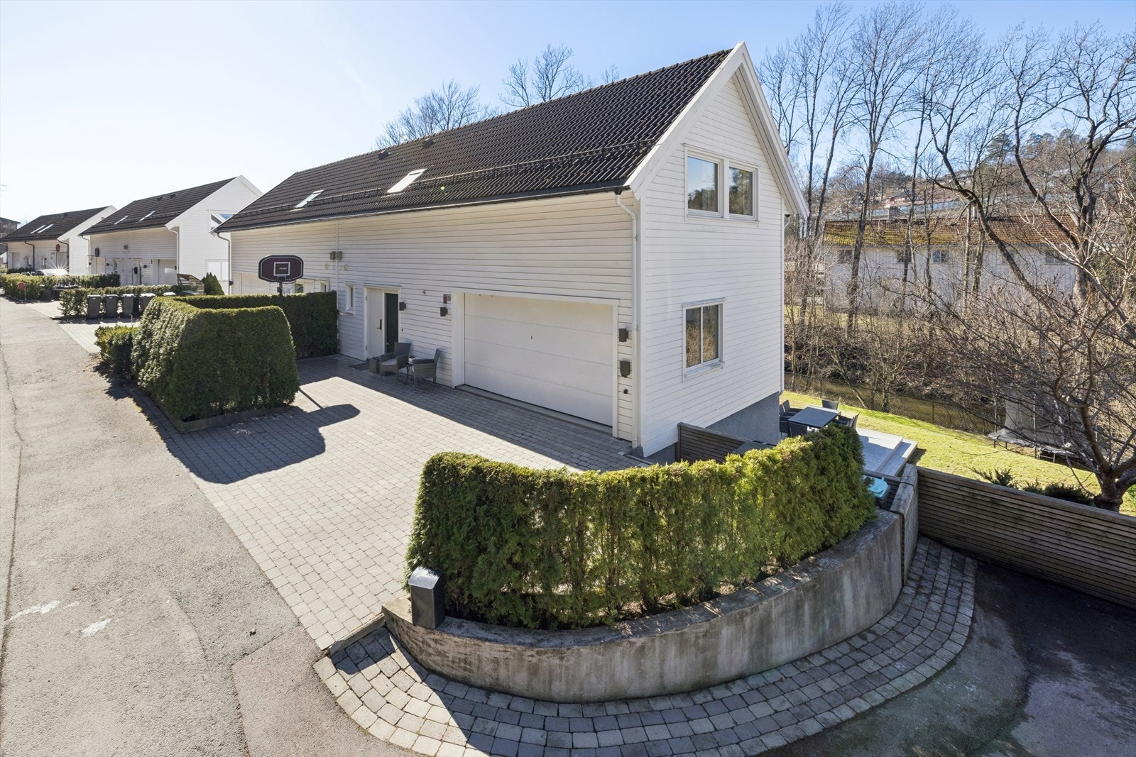 Boligen ligger flott til i blindvei med pent opparbeidet og svært brukervennlige uteområder med hage og terrasser. Galleribilde