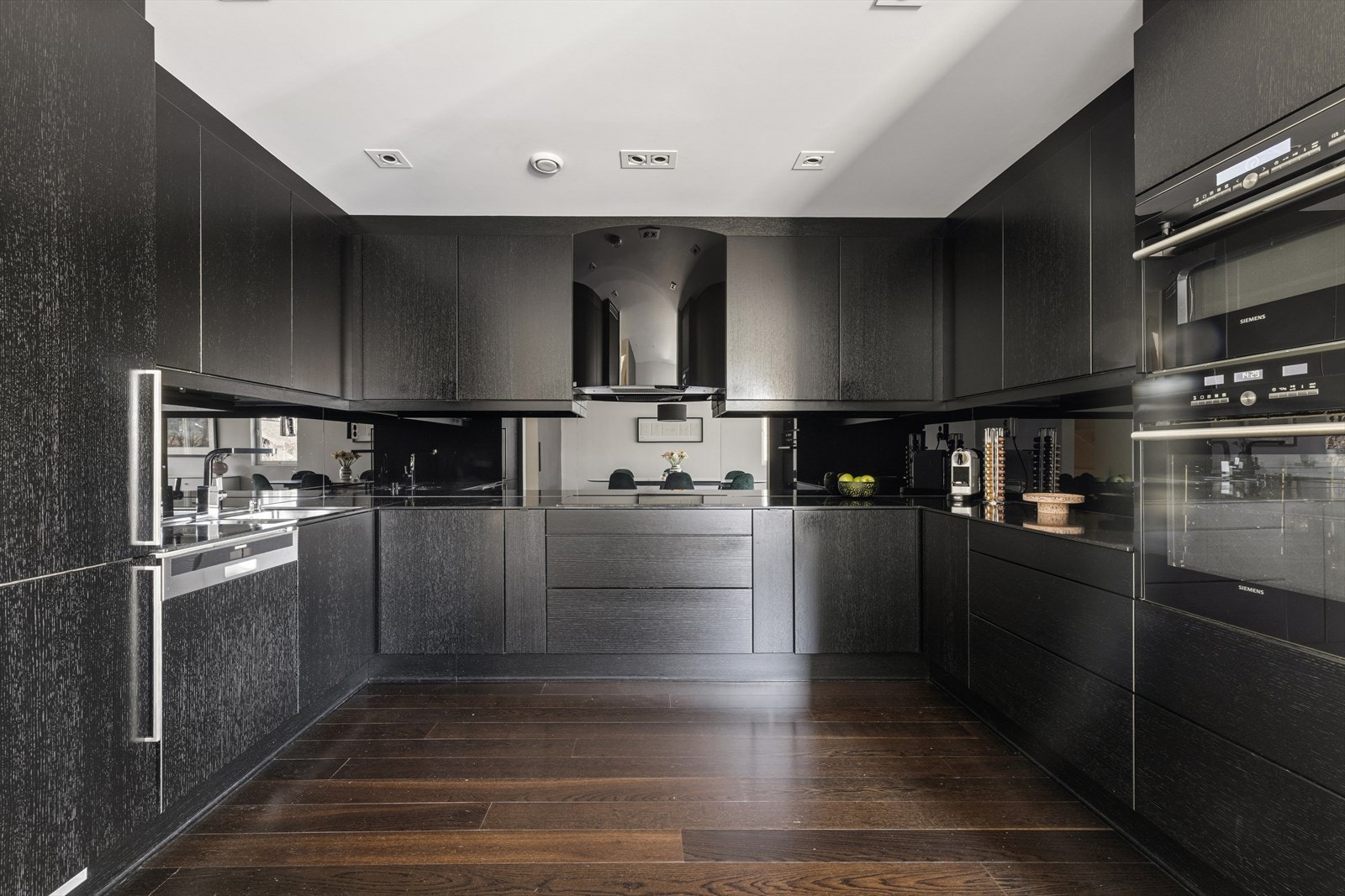 Stilrent og påkostet kjøkken med integrerte hvitevarer. Galleribilde