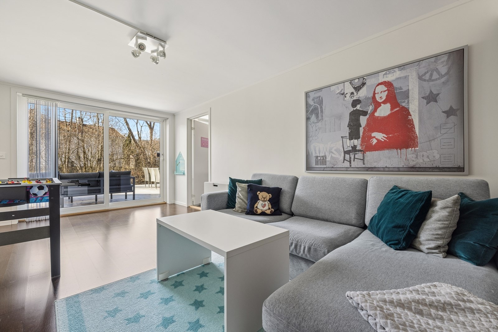 Kjellerstue med utgang til terrasse og hage. Galleribilde