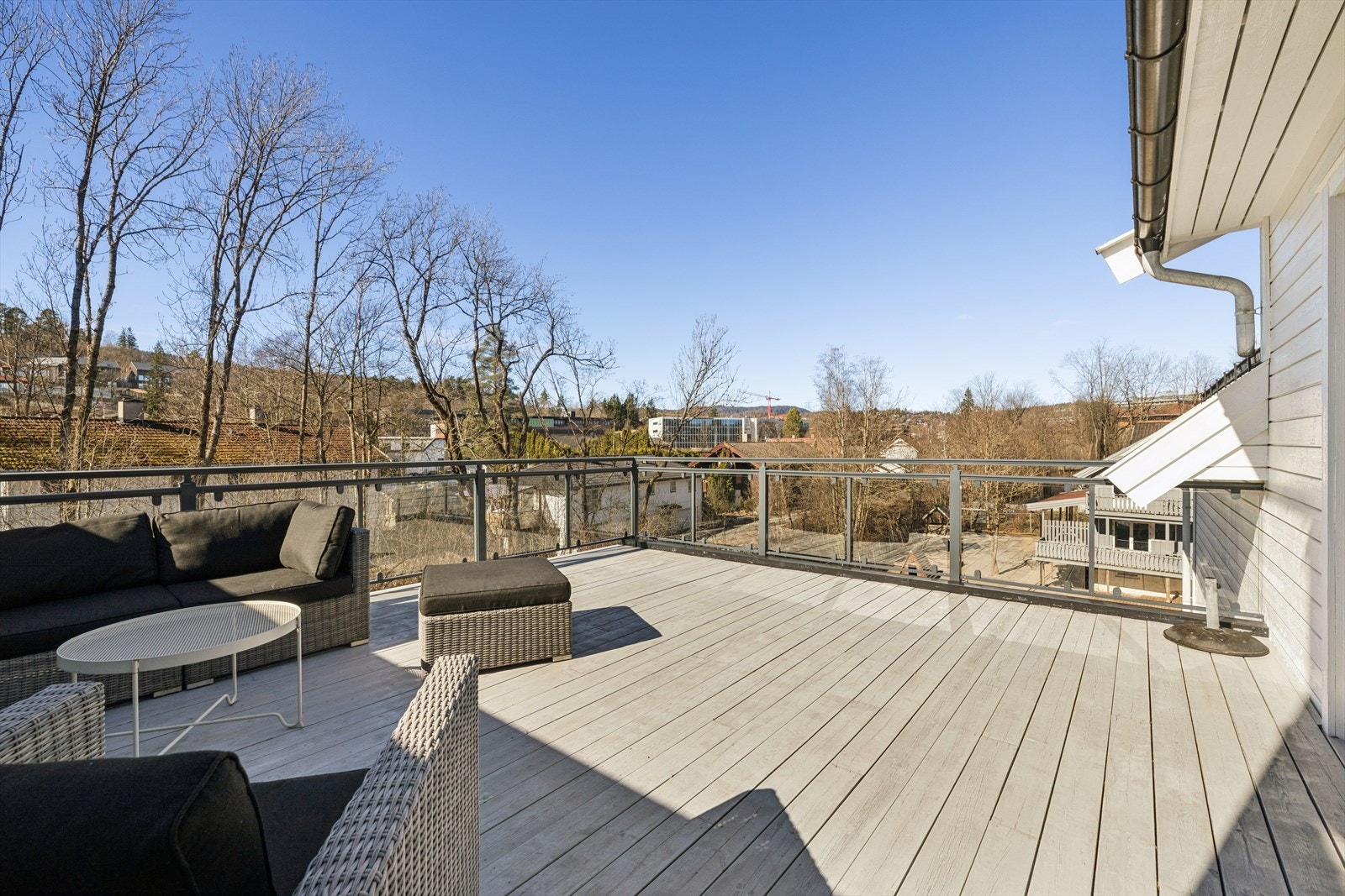 Takterrassen med hyggelig utsyn og gode solforhold. Galleribilde