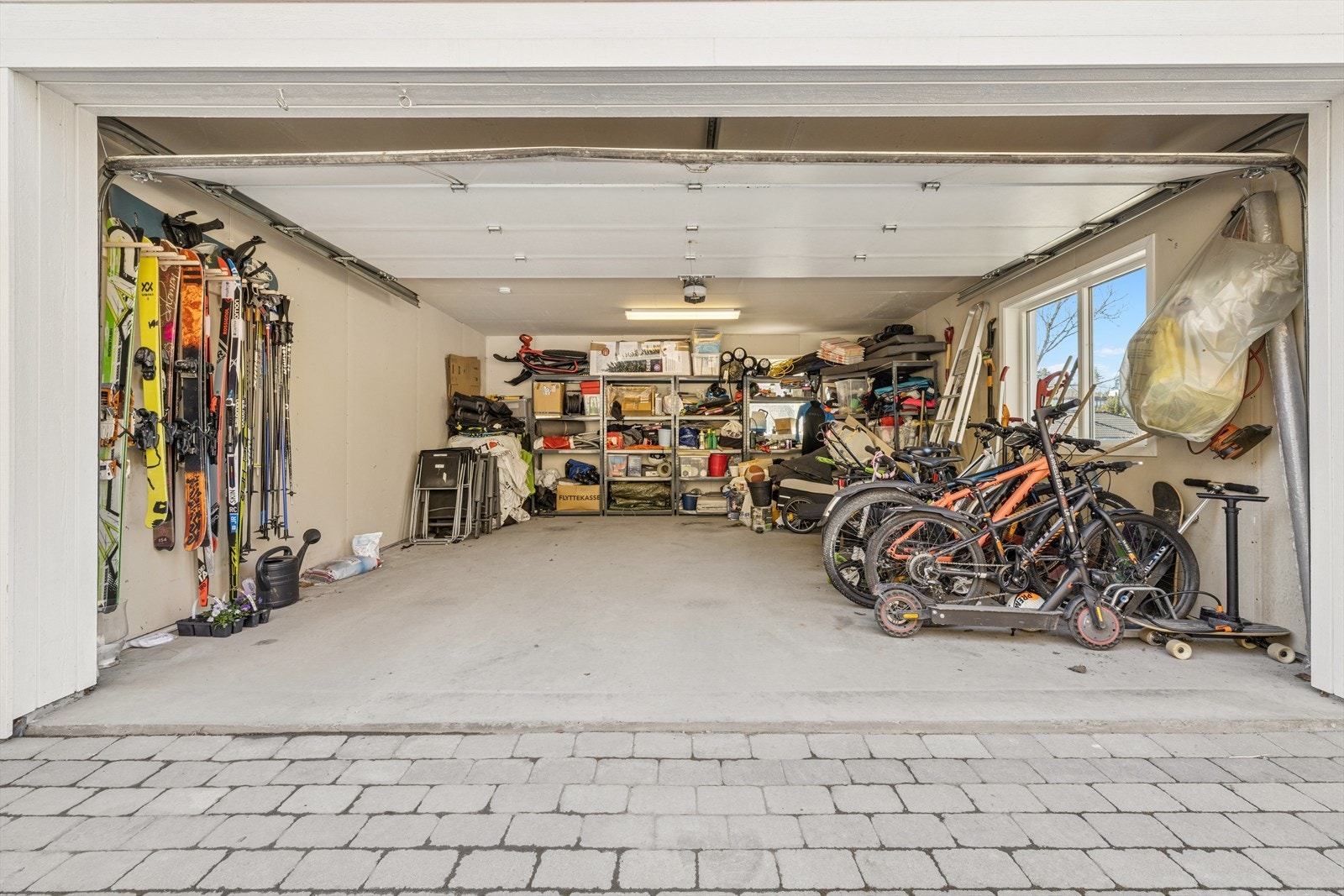 Dobbel garasje i tilknytning til boligen. Elbil-lader er installert på utsiden slik at man kan lade både inne i garasje samt på utsiden. Galleribilde