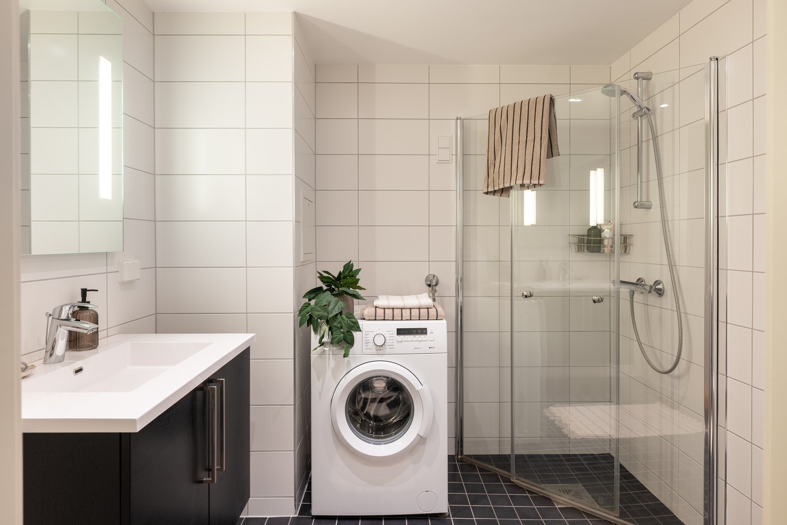 Pent, flislagt bad med opplegg for vaskemaskin. Badet er på 4,5 kvm. Galleribilde
