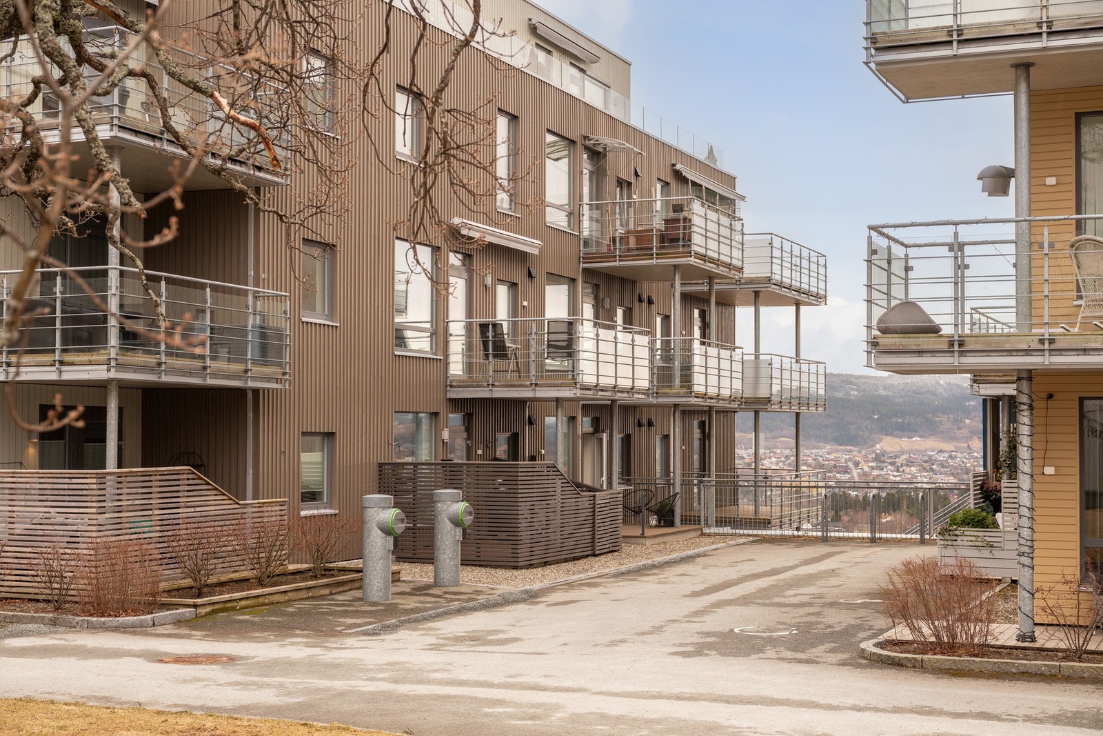 Boligen har en svært skjermet beliggenhet i feltet, uten noen form for gjennomgangstrafikk. Velkommen til visning! Galleribilde