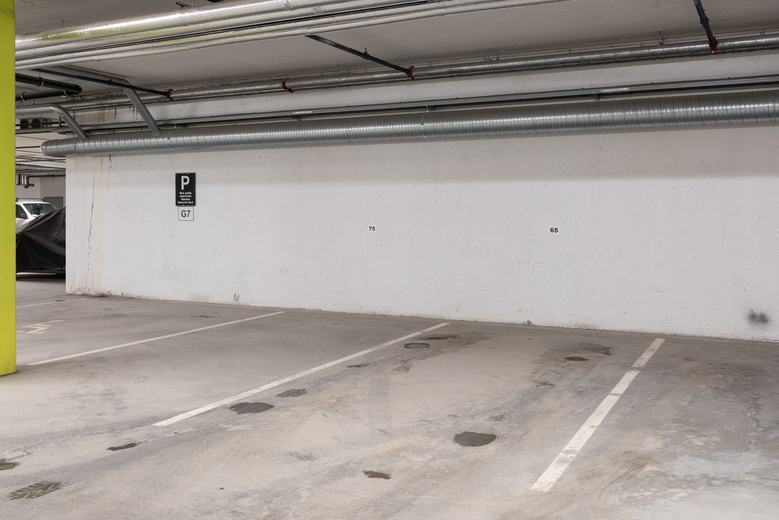 Det følger med egen parkeringsplass i garasjeanlegg som man har adkomst til via heis. Galleribilde