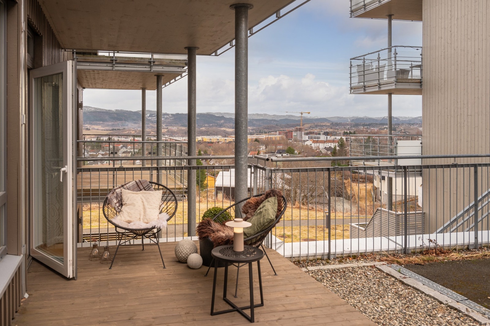 Leiligheten ligger skjermet til i enden av feltet og har egen terrasse hvor man får flott utsikt og gode solforhold på sommerstid. Galleribilde