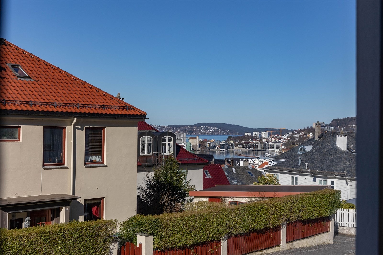 Utsikt mot deler av Byfjorden, retning Askøy. Galleribilde