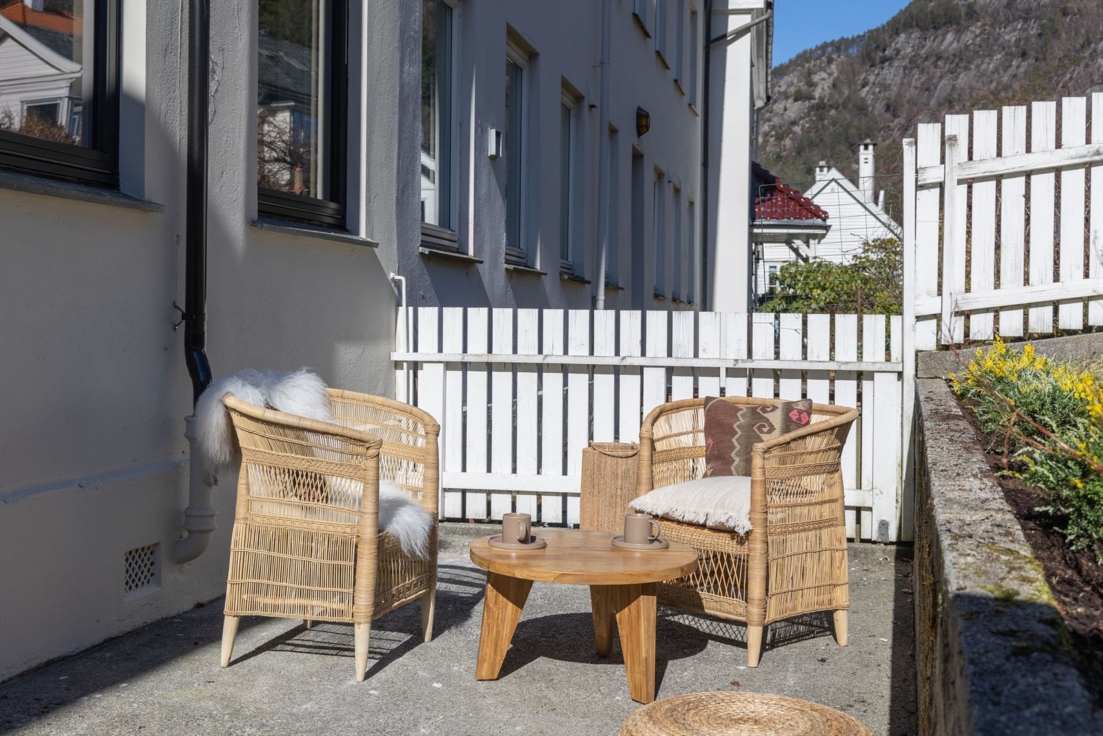 Felles uteareal med sittegruppe og stor plen på baksiden av huset. Galleribilde