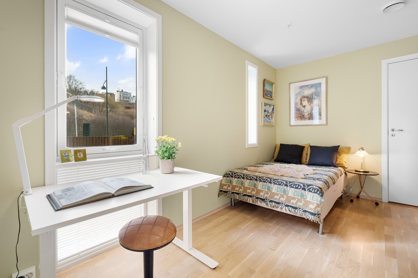 Rommet er på ca. 10 kvadratmeter og er av dagens eiere benyttet som et gjesterom / kontor. Her finner man også en egen innvendig bod. Galleribilde