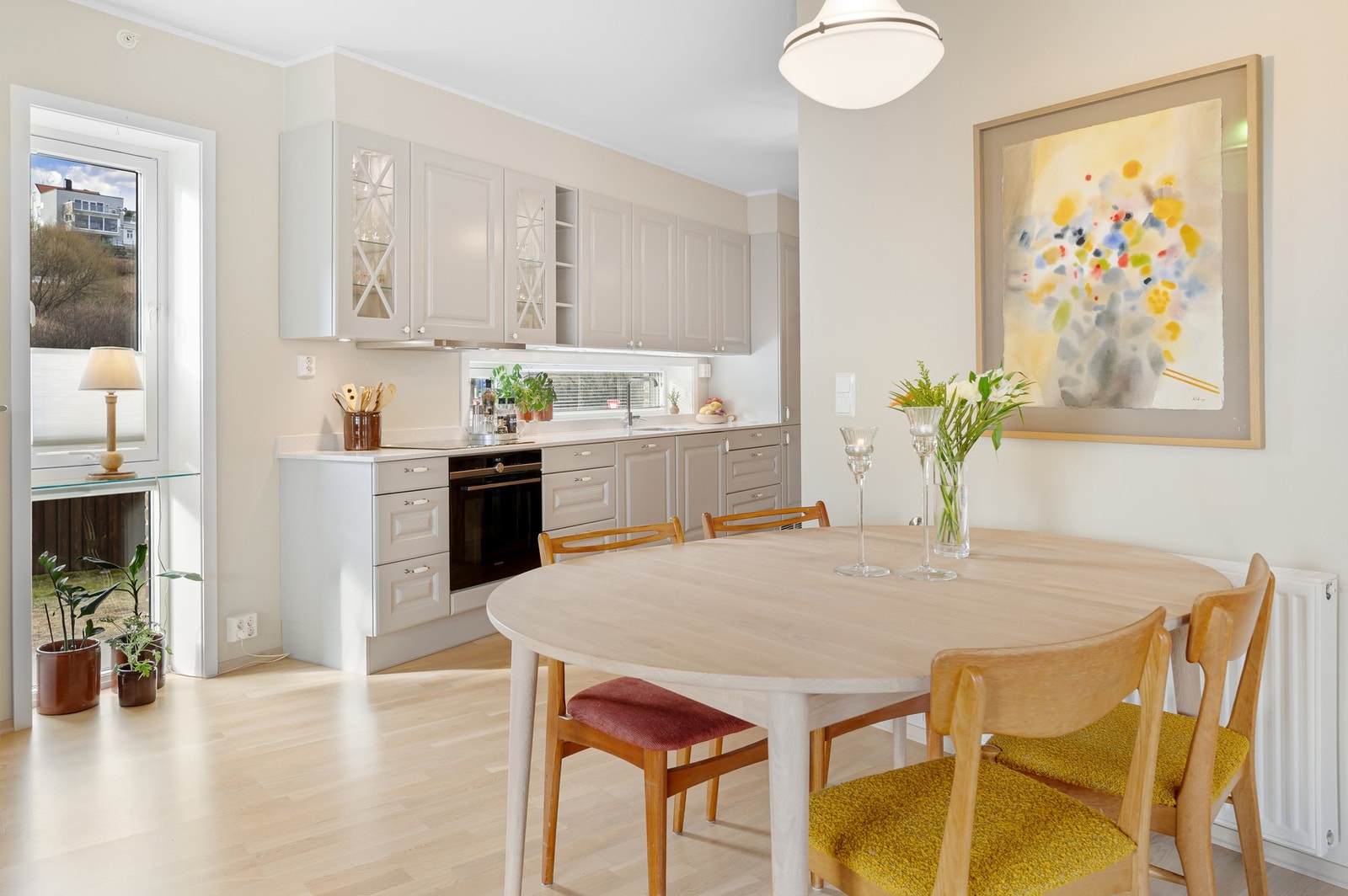 Stilrent kjøkken fra byggeår 2018. Galleribilde