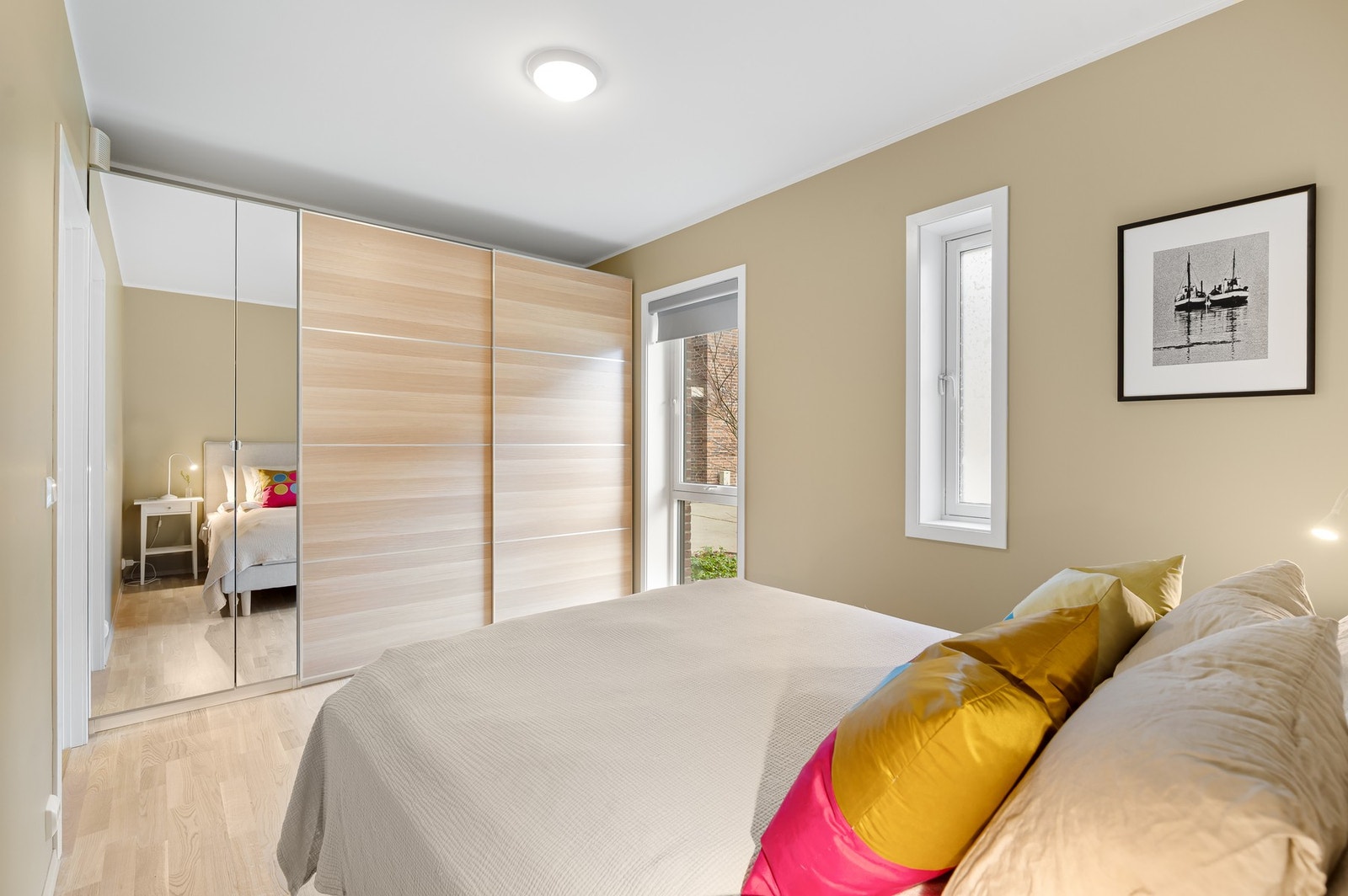 Skyvedørsgarderoben medfølger naturligvis handelen. Galleribilde