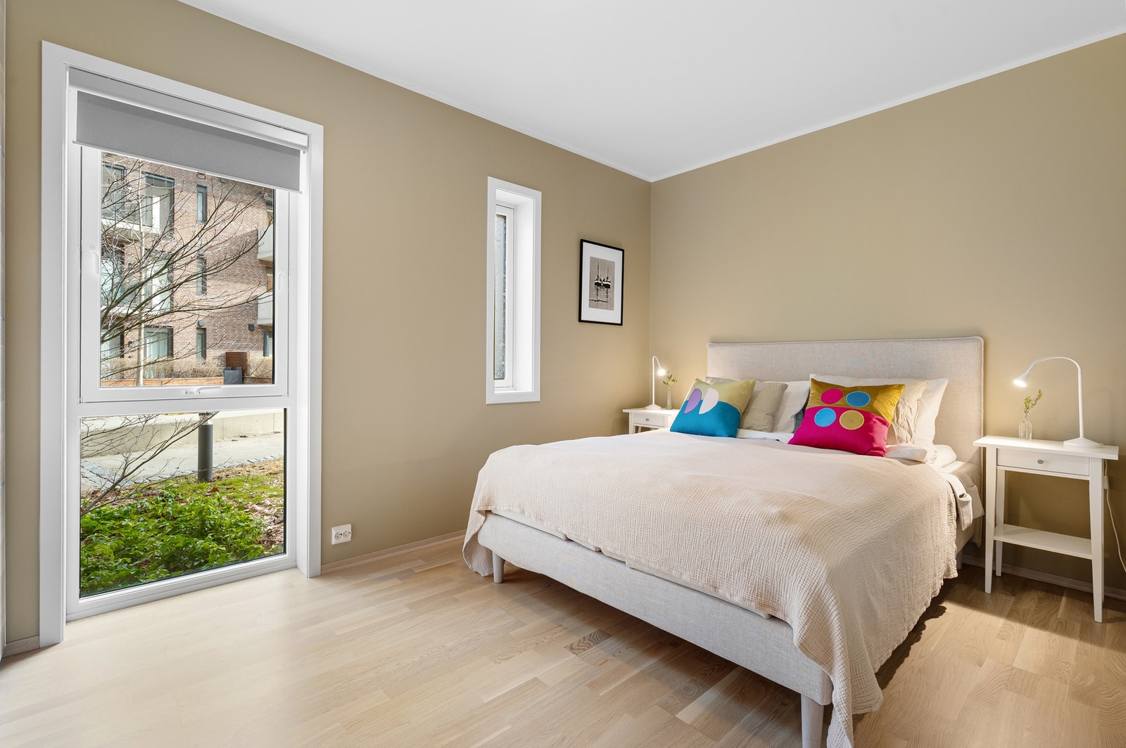 Det største soverommet er på drøye 12 kvadratmeter og har god plass til både dobbeltseng og nattbord. Galleribilde