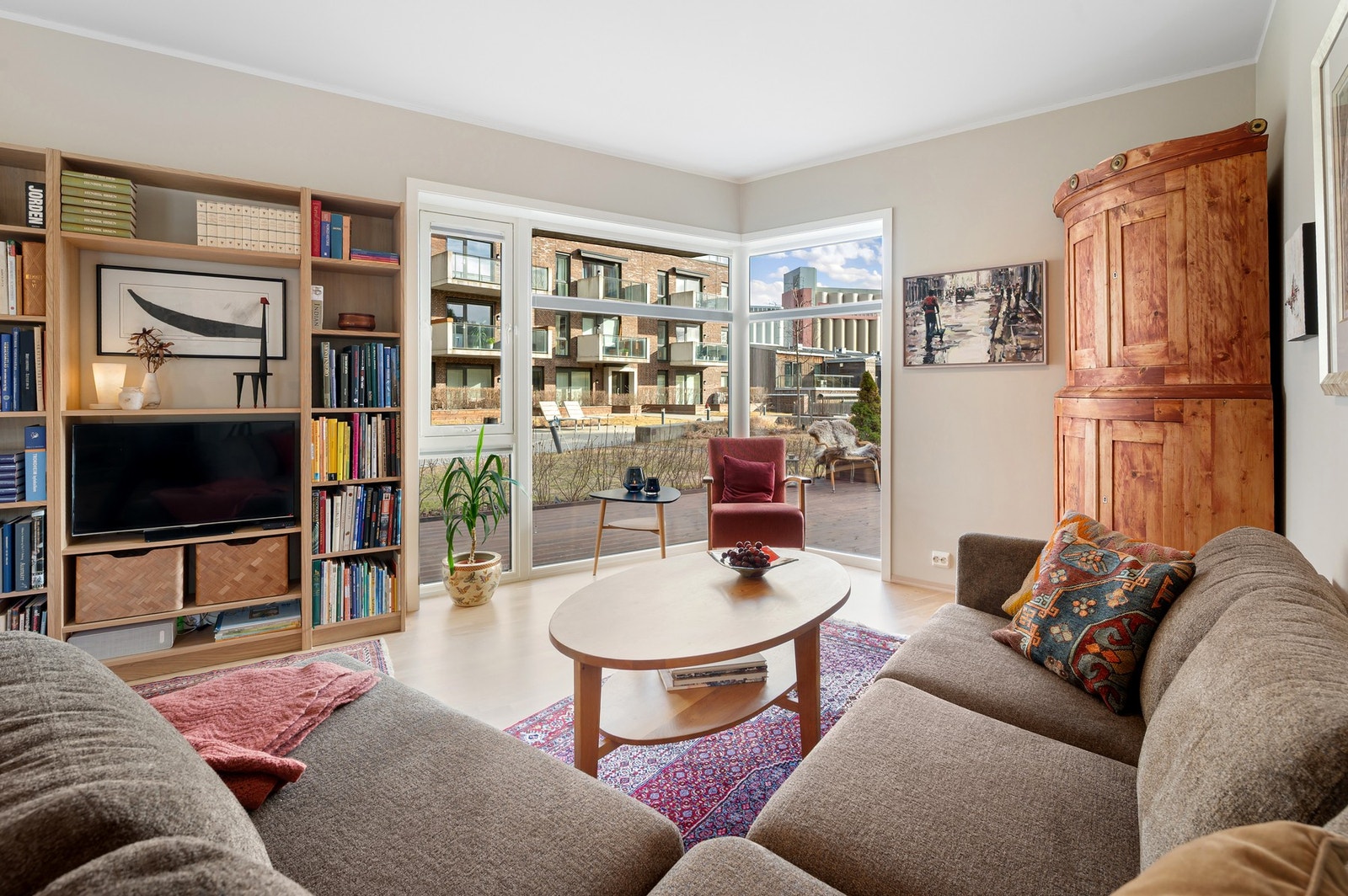 Den praktiske planløsningen gir ypperlige møbleringsmuligheter for både sofagruppe og TV-bord. Galleribilde