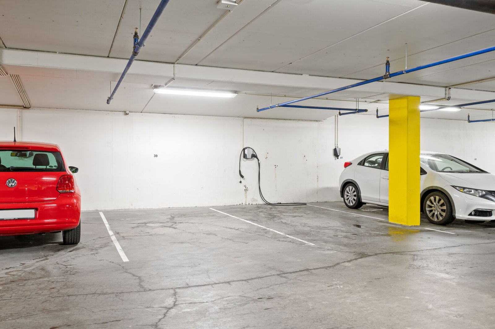 Det medfølger en egen parkeringsplass i felles oppvarmet P-kjeller. Det er ikke plassen på bildet som gjelder for denne seksjonen. Galleribilde