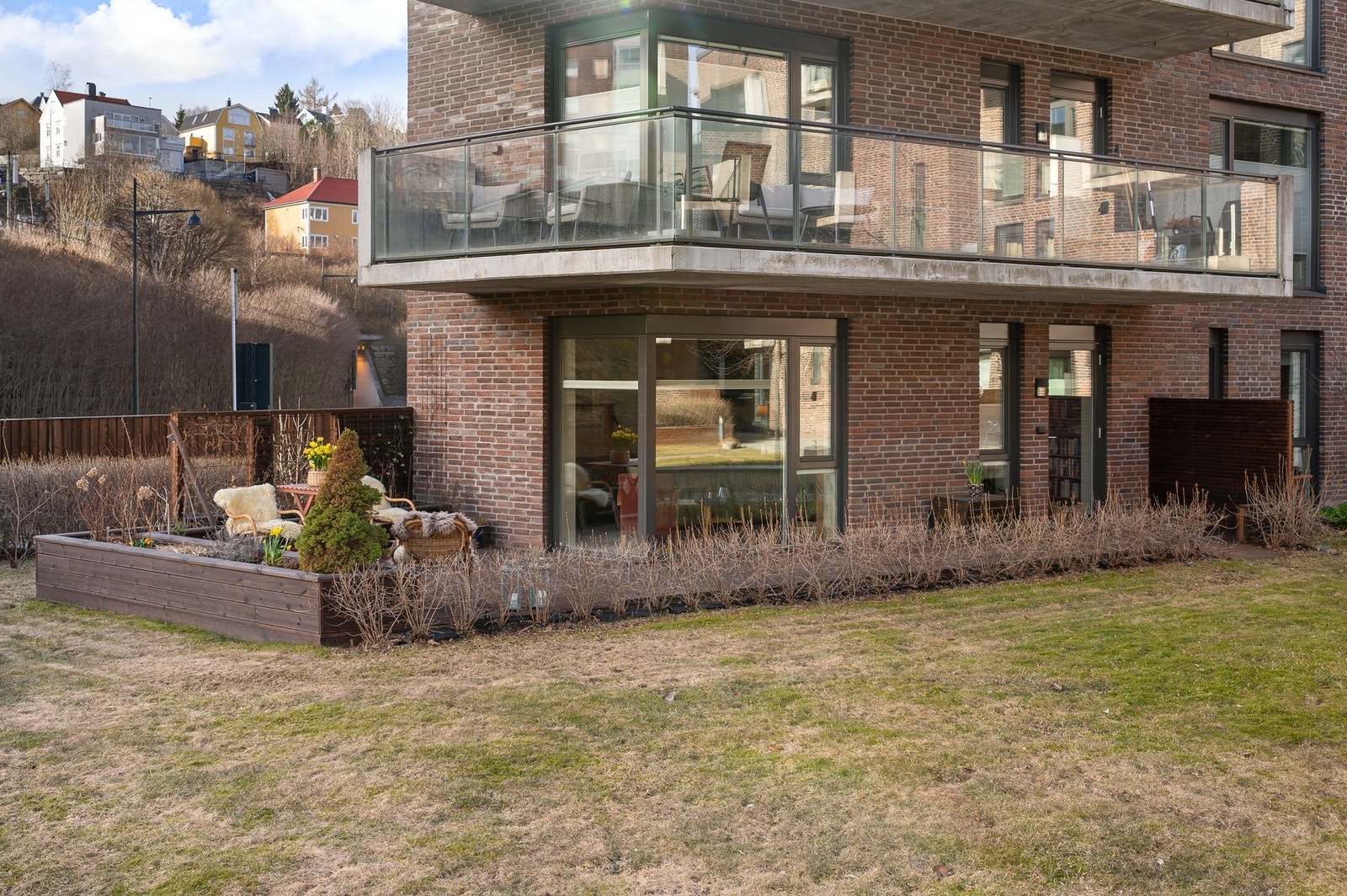 Det er lite gangtrafikk utenfor terrassen og dagens eiere trekker fram denne som noe de vil savne. Galleribilde