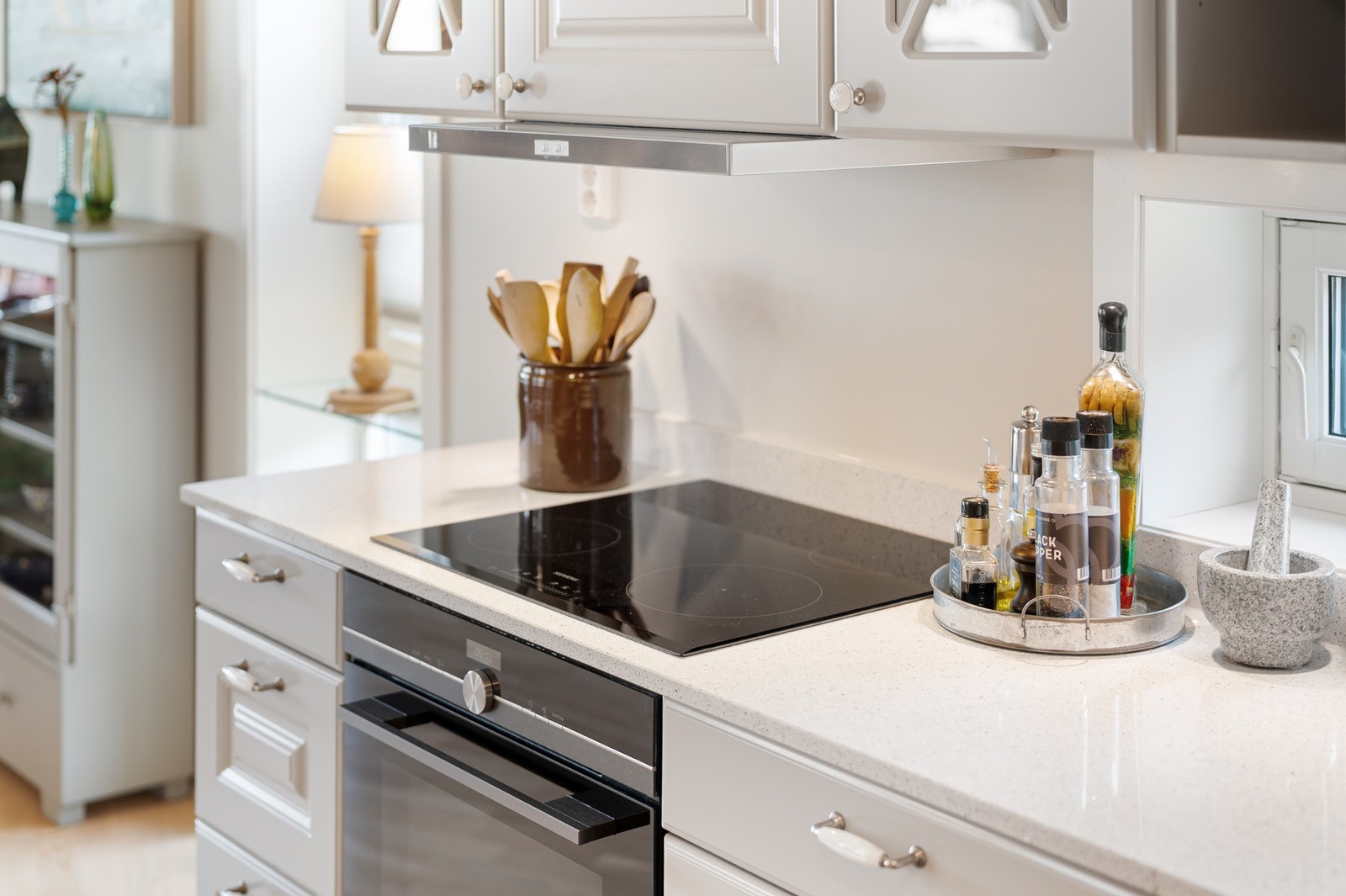 Her er det også komfyrvakt over platetoppen. Galleribilde