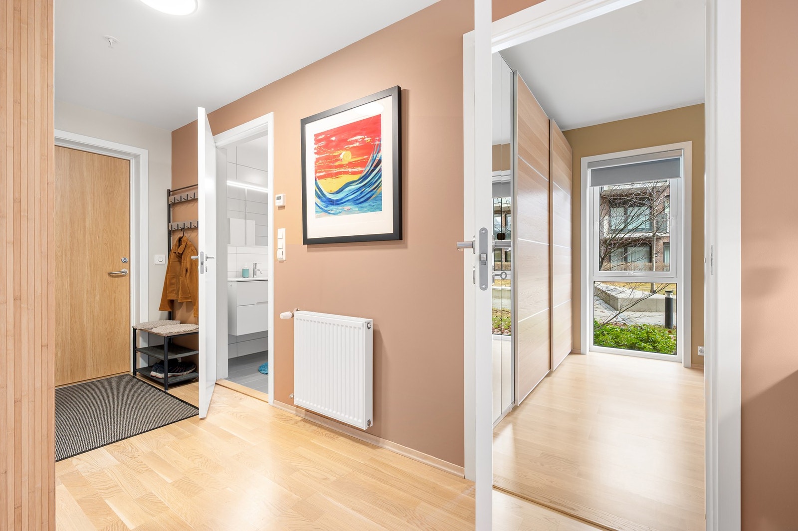 Fra inngangspartiet får man baderommet inn første dør på venstre side. Galleribilde