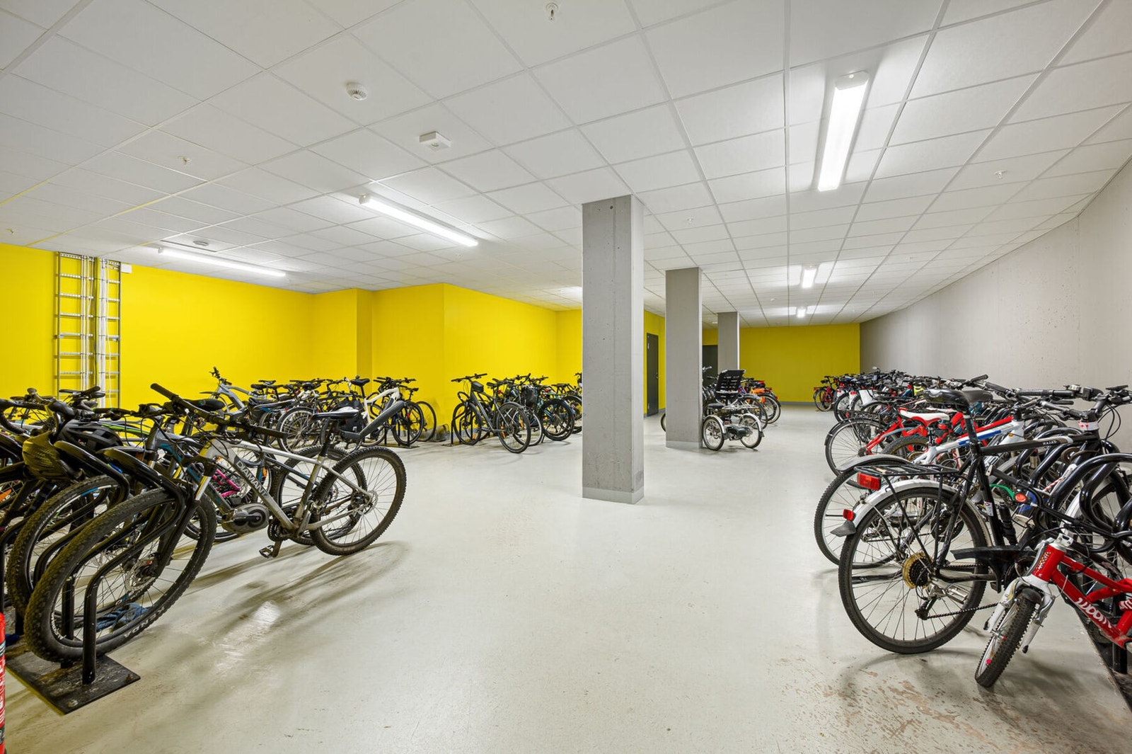 I samme kjeller finner man også en felles sykkelparkering. Egen sportsbod finner man også i samme etasje. Galleribilde