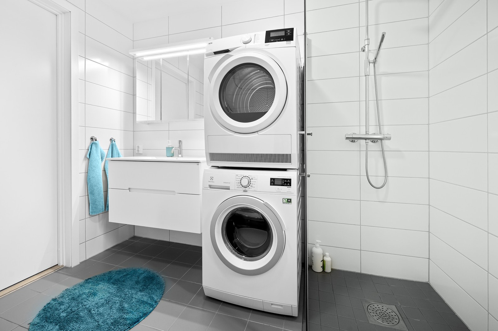 Her er det både varme i gulv og opplegg til vaskemaskin / tørketrommel. Galleribilde