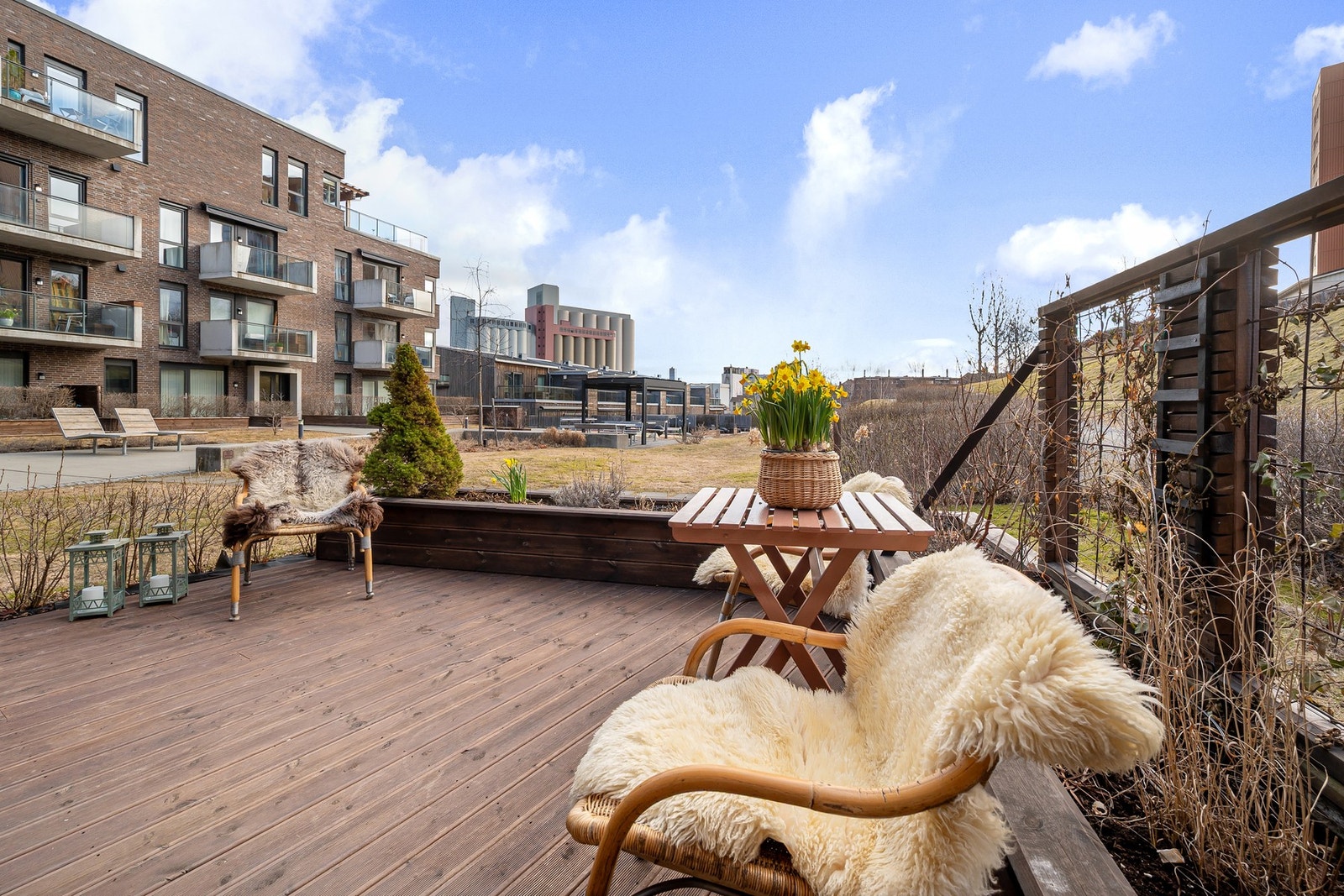 Terrassen har gode solforhold fra morgen til ettermiddag på sommerstid. Galleribilde